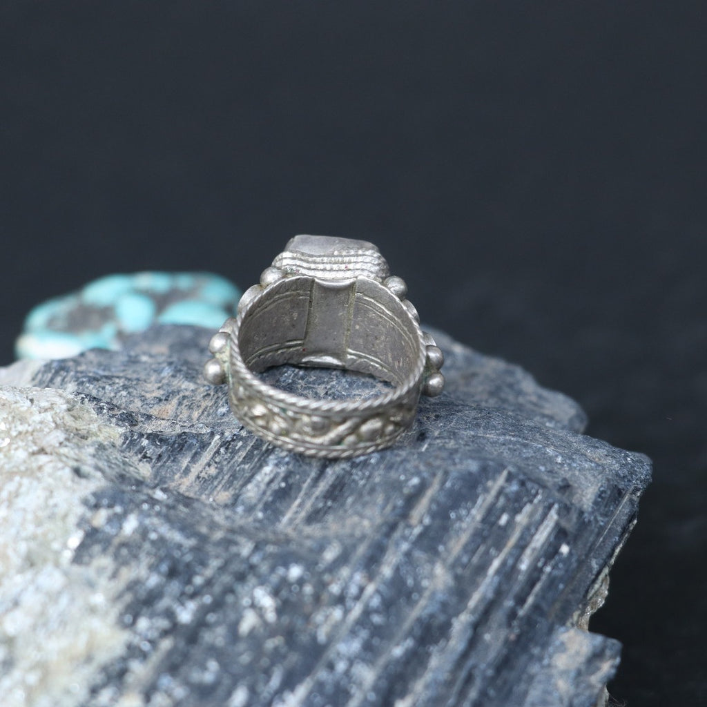 VINTAGE SILVER RING WITH A PURPLE GLASS STONE
