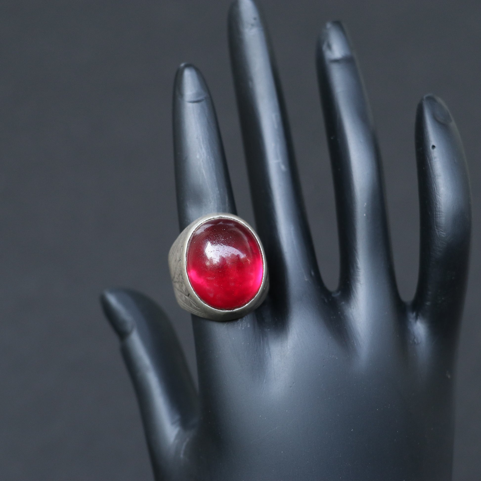 VINTAGE SILVER RING WITH AN OVAL RED STONE