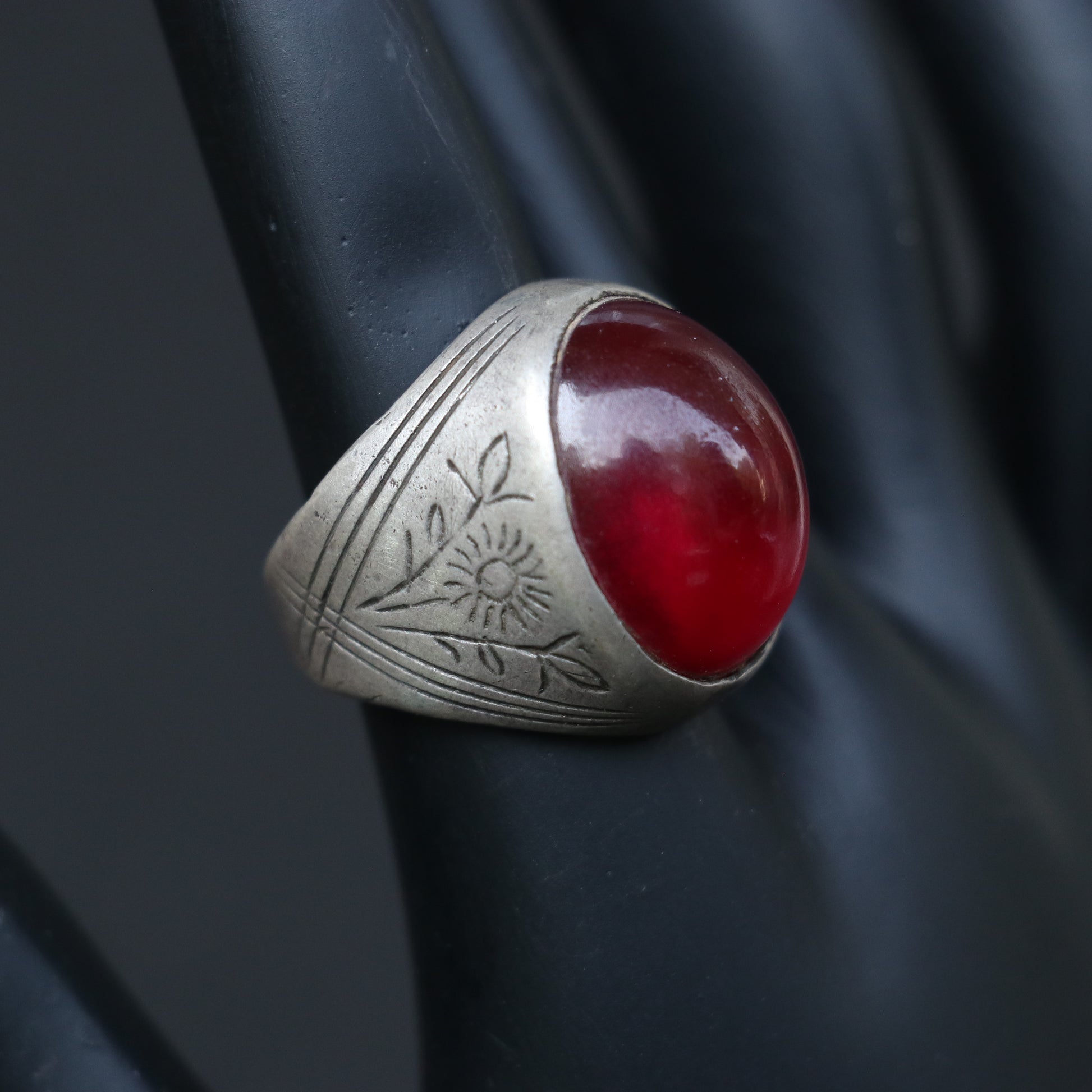 VINTAGE SILVER RING WITH AN OVAL RED STONE