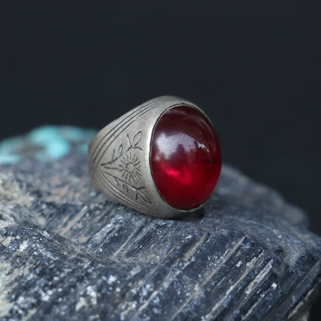 VINTAGE SILVER RING WITH AN OVAL RED STONE