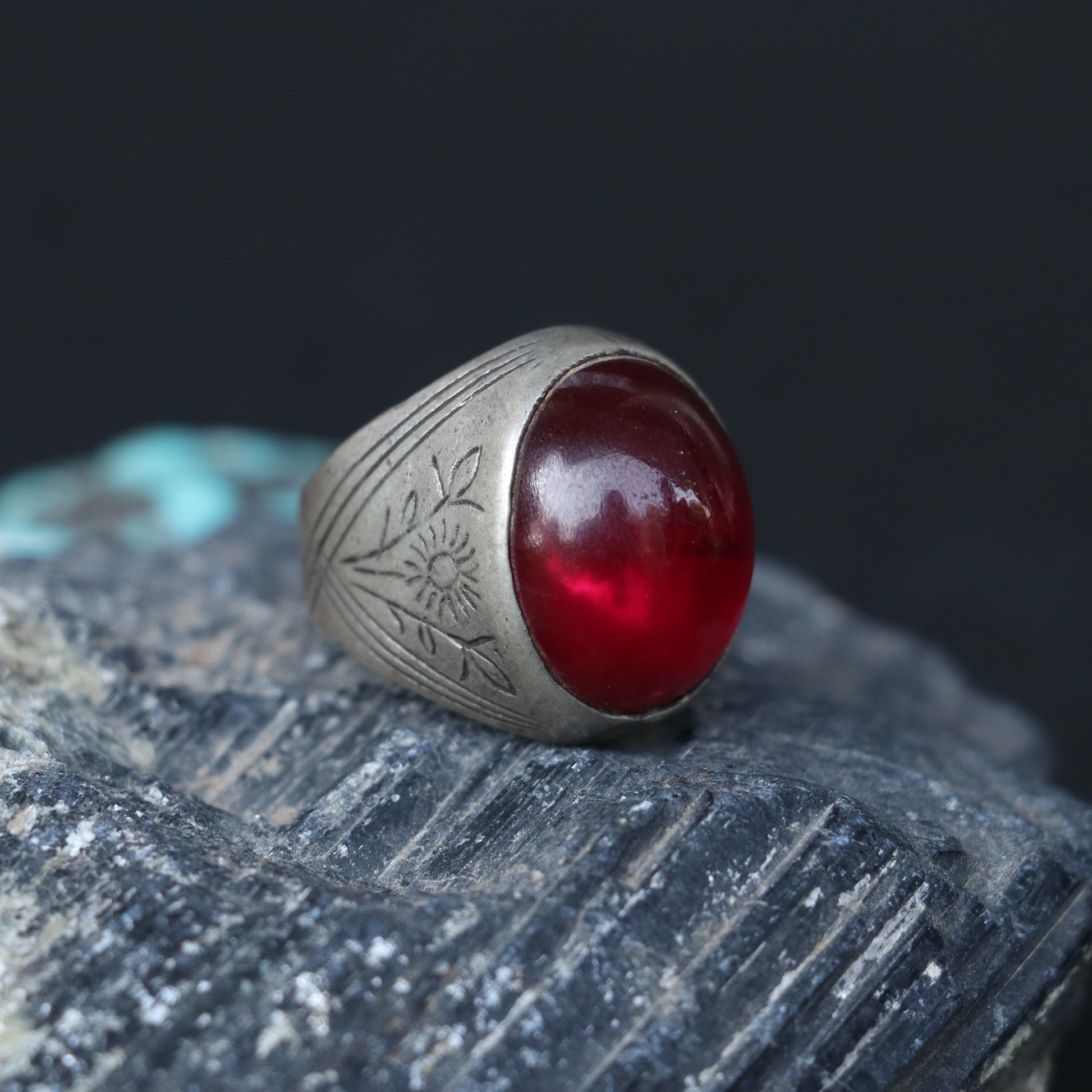 VINTAGE SILVER RING WITH AN OVAL RED STONE