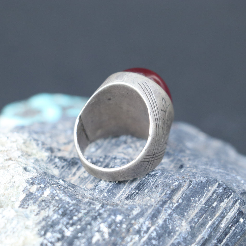 VINTAGE SILVER RING WITH AN OVAL RED STONE