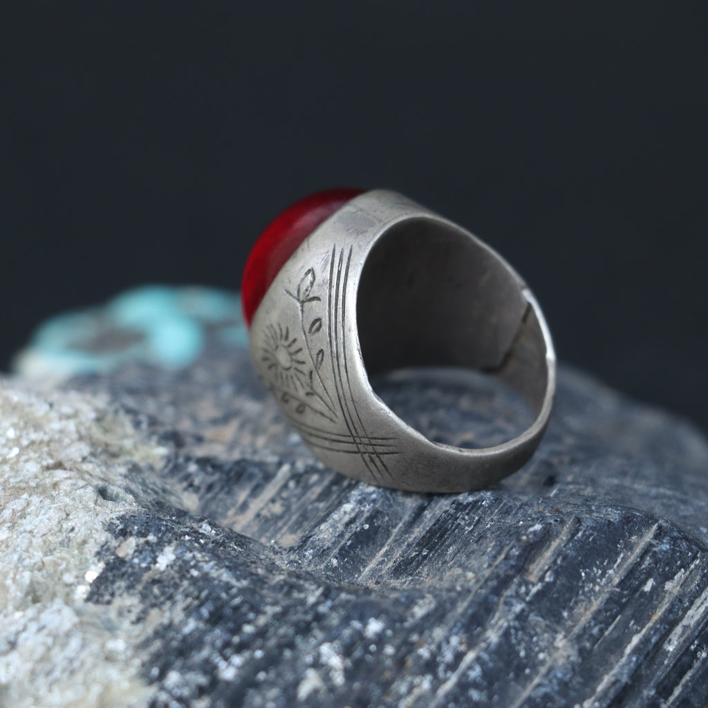 VINTAGE SILVER RING WITH AN OVAL RED STONE