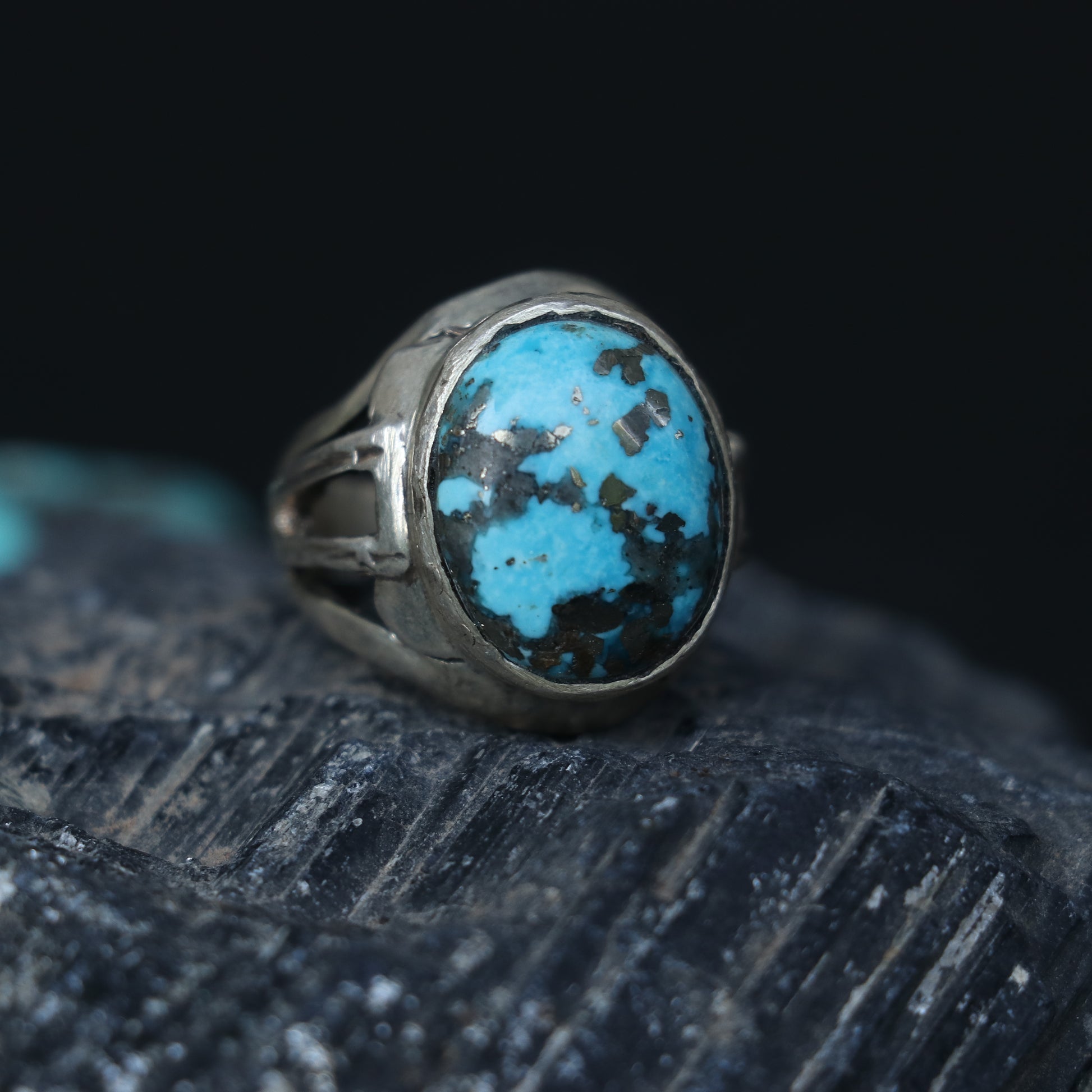 SILVER RING WITH AN OVAL IRANI TURQUOISE