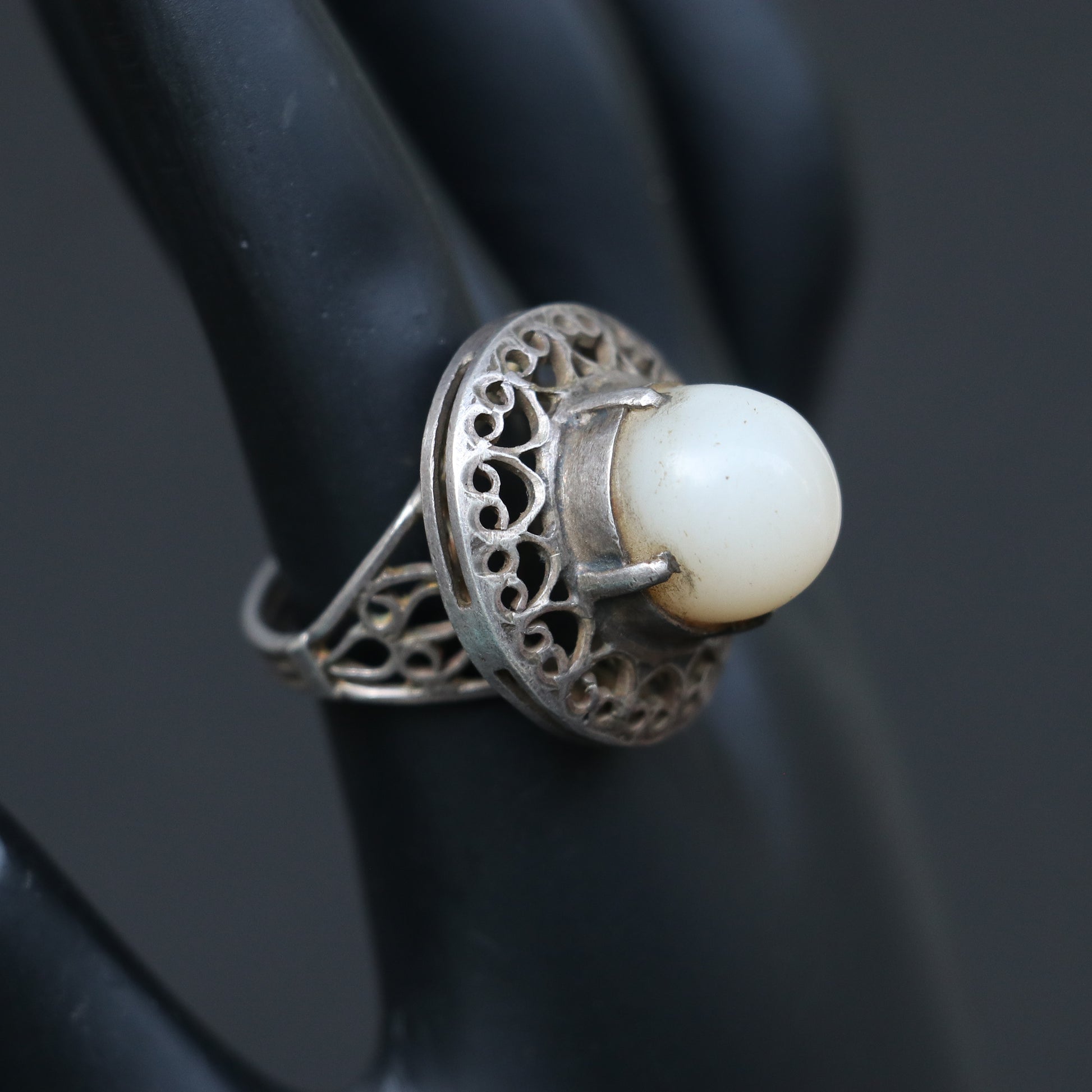 VINTAGE SILVER RING WITH FILIGREE DESIGN & MOONSTONE