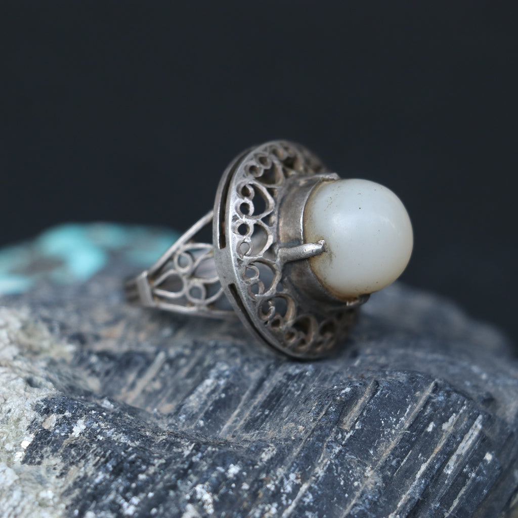 VINTAGE SILVER RING WITH FILIGREE DESIGN & MOONSTONE