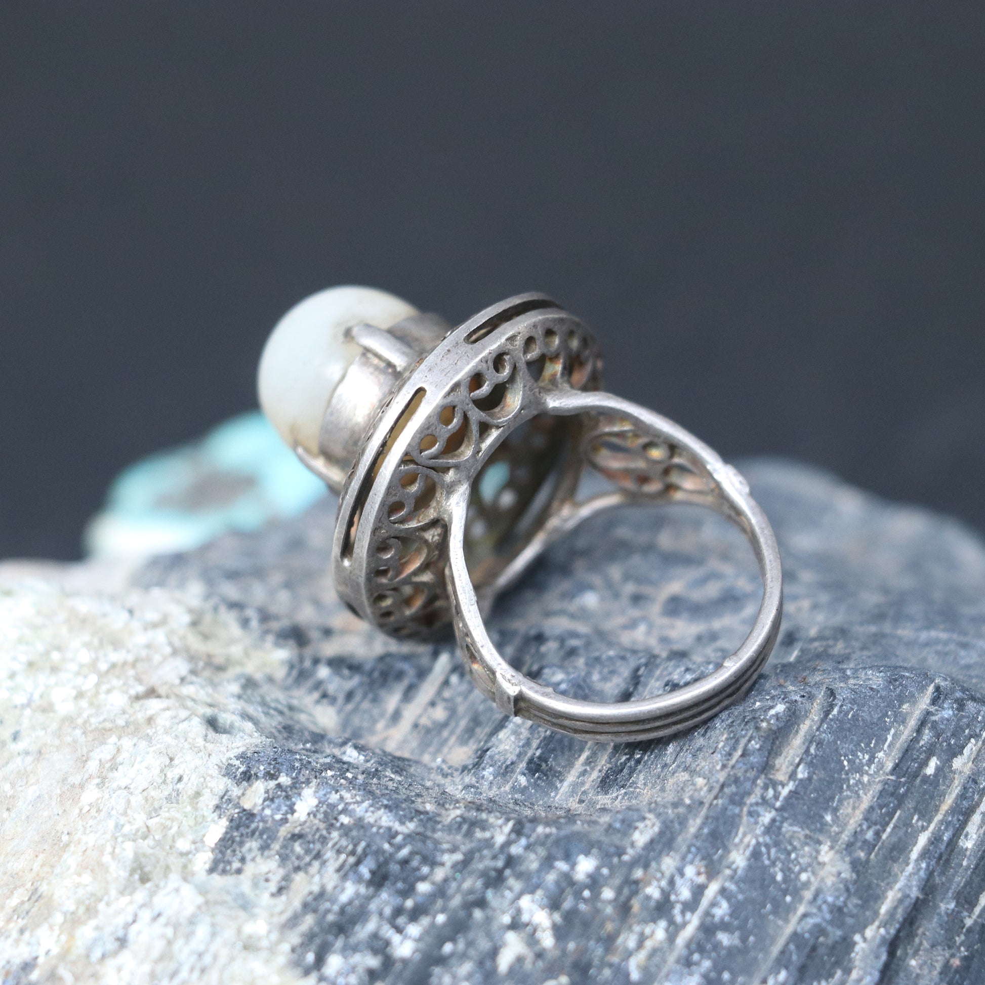 VINTAGE SILVER RING WITH FILIGREE DESIGN & MOONSTONE