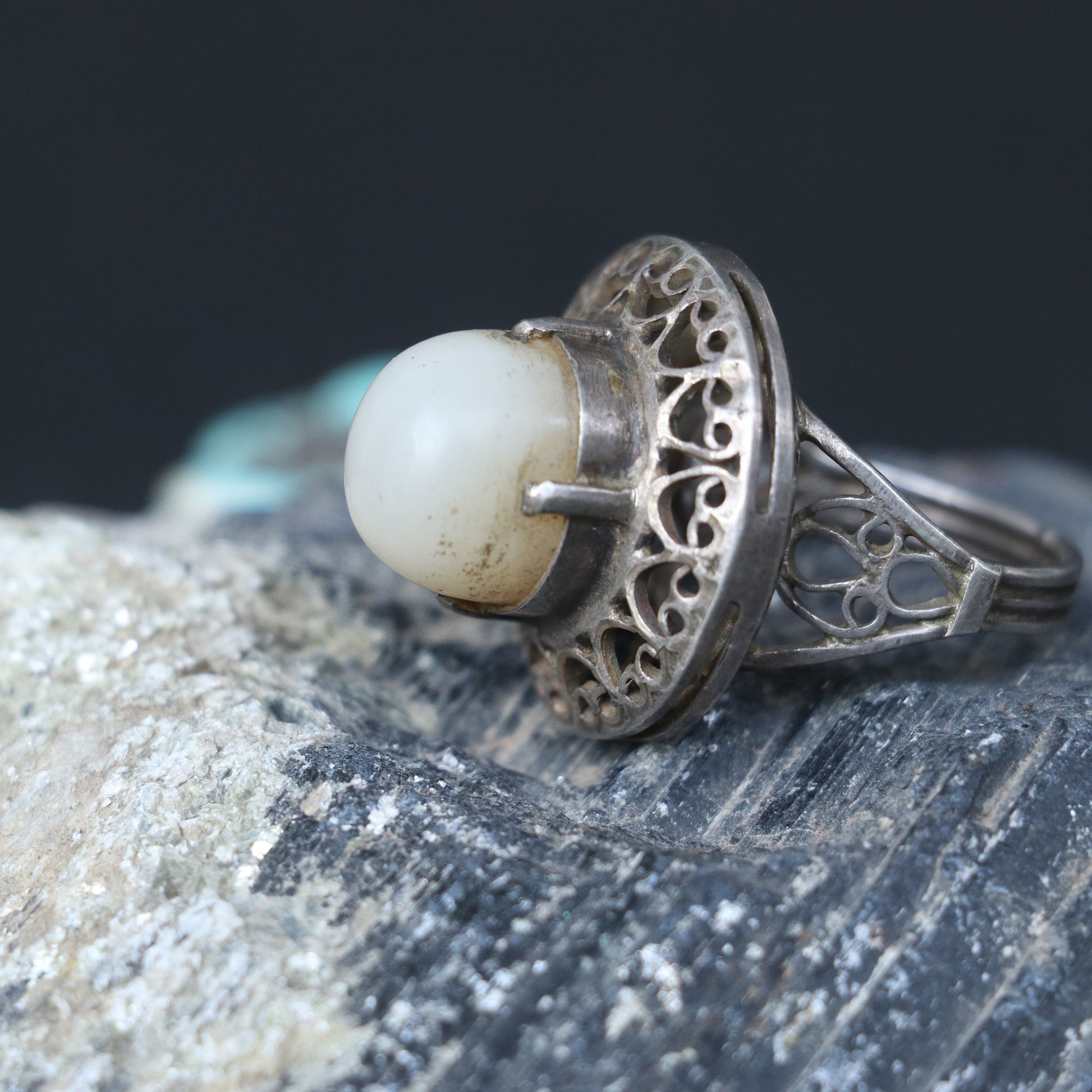 VINTAGE SILVER RING WITH FILIGREE DESIGN & MOONSTONE