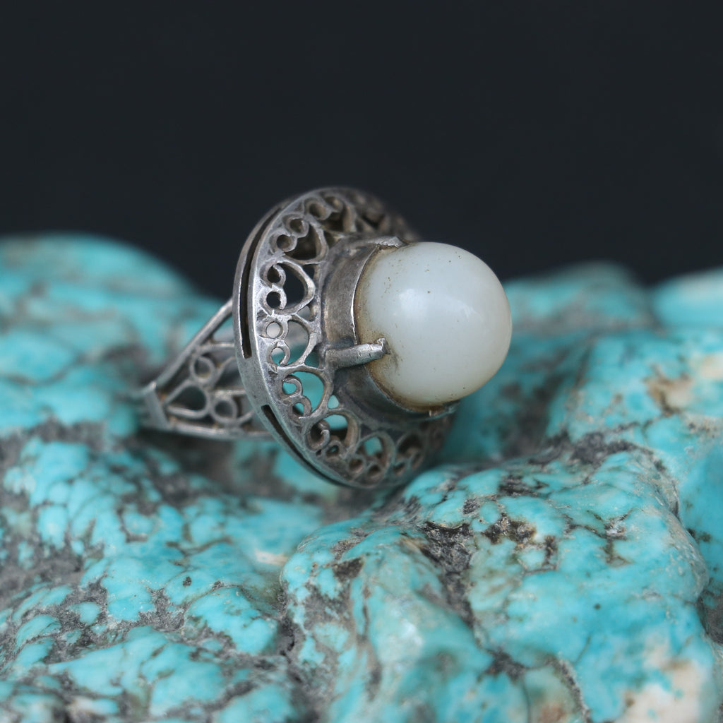 VINTAGE SILVER RING WITH FILIGREE DESIGN & MOONSTONE