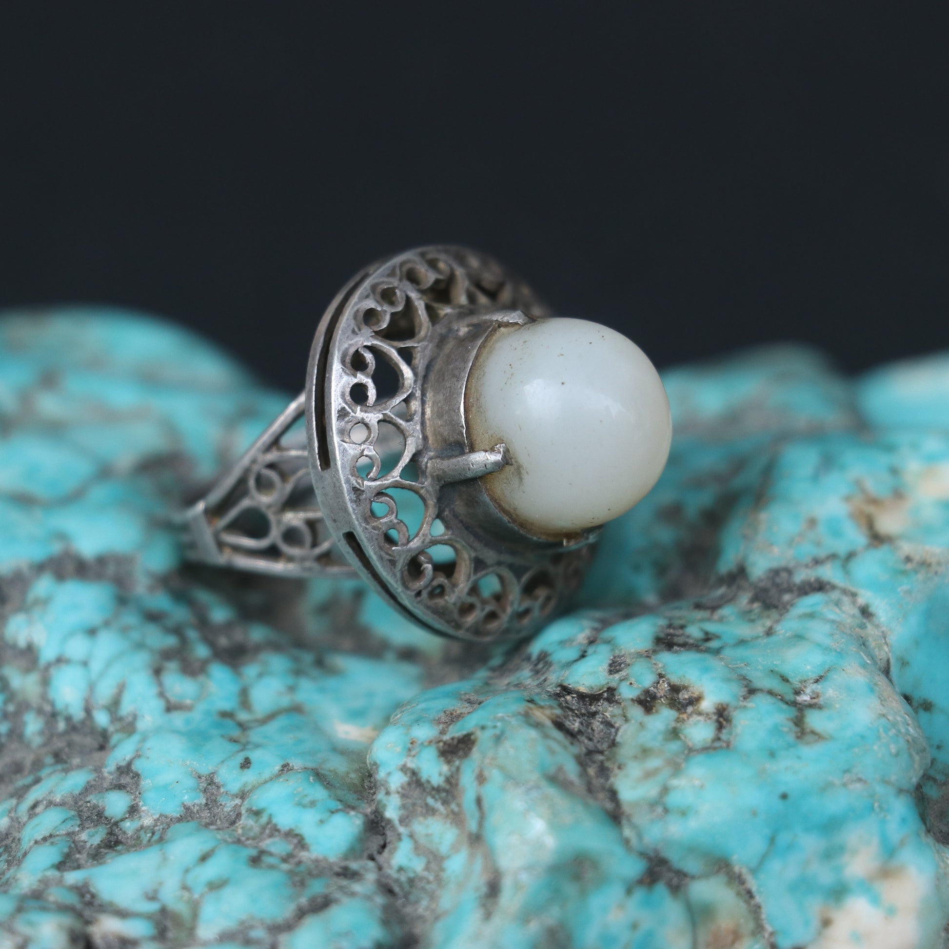 VINTAGE SILVER RING WITH FILIGREE DESIGN & MOONSTONE