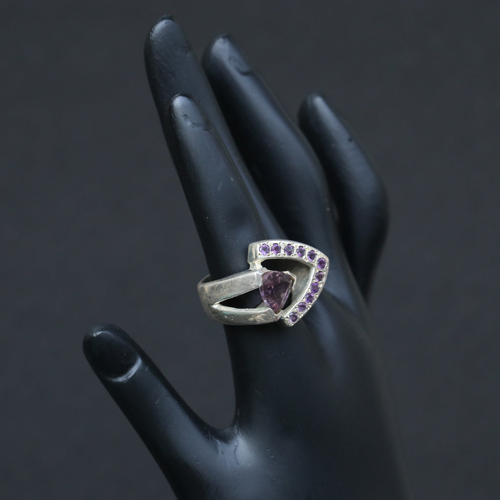 SILVER RING WITH A PEAR CUT AMETHYST & SMALL AMETHYSTS