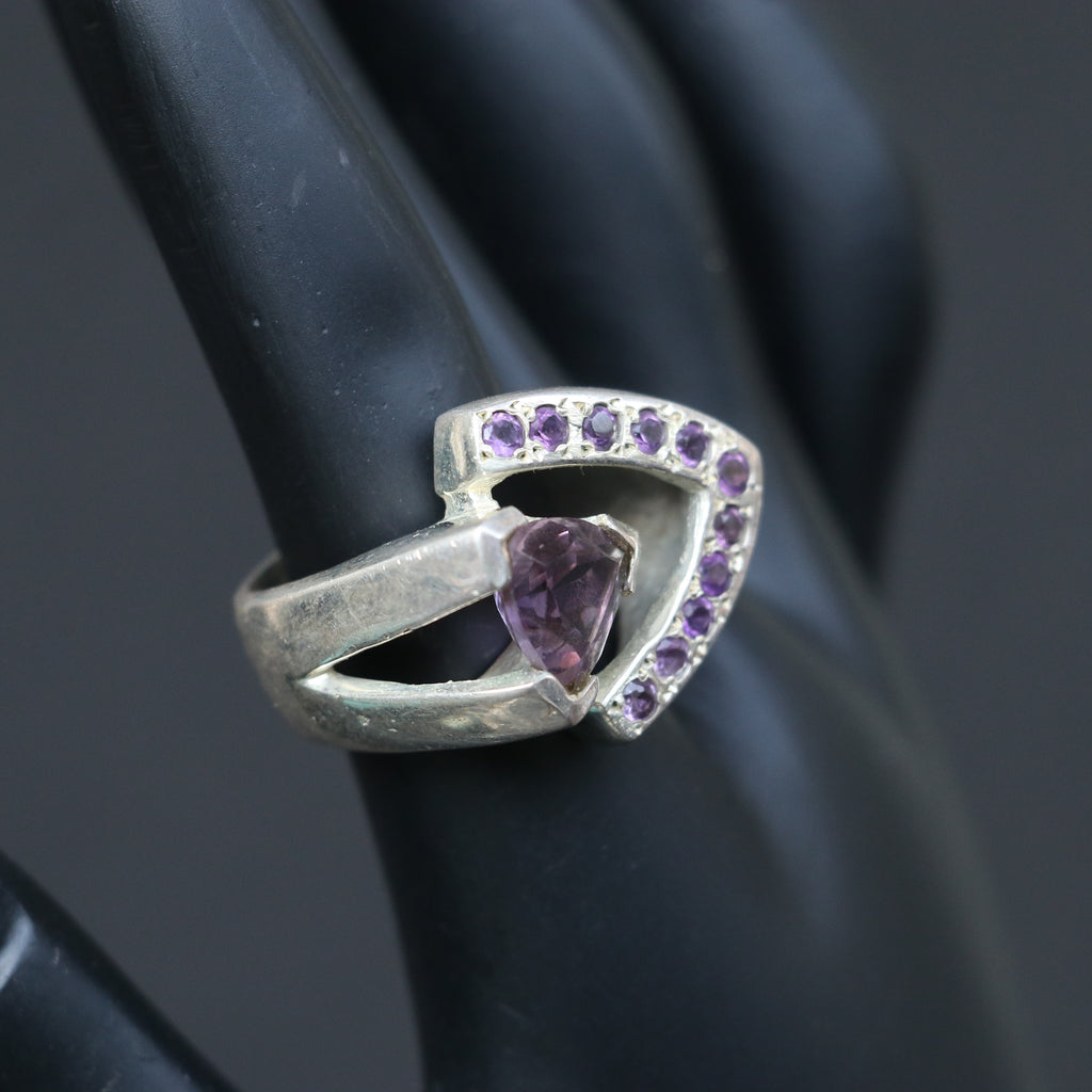 SILVER RING WITH A PEAR CUT AMETHYST & SMALL AMETHYSTS