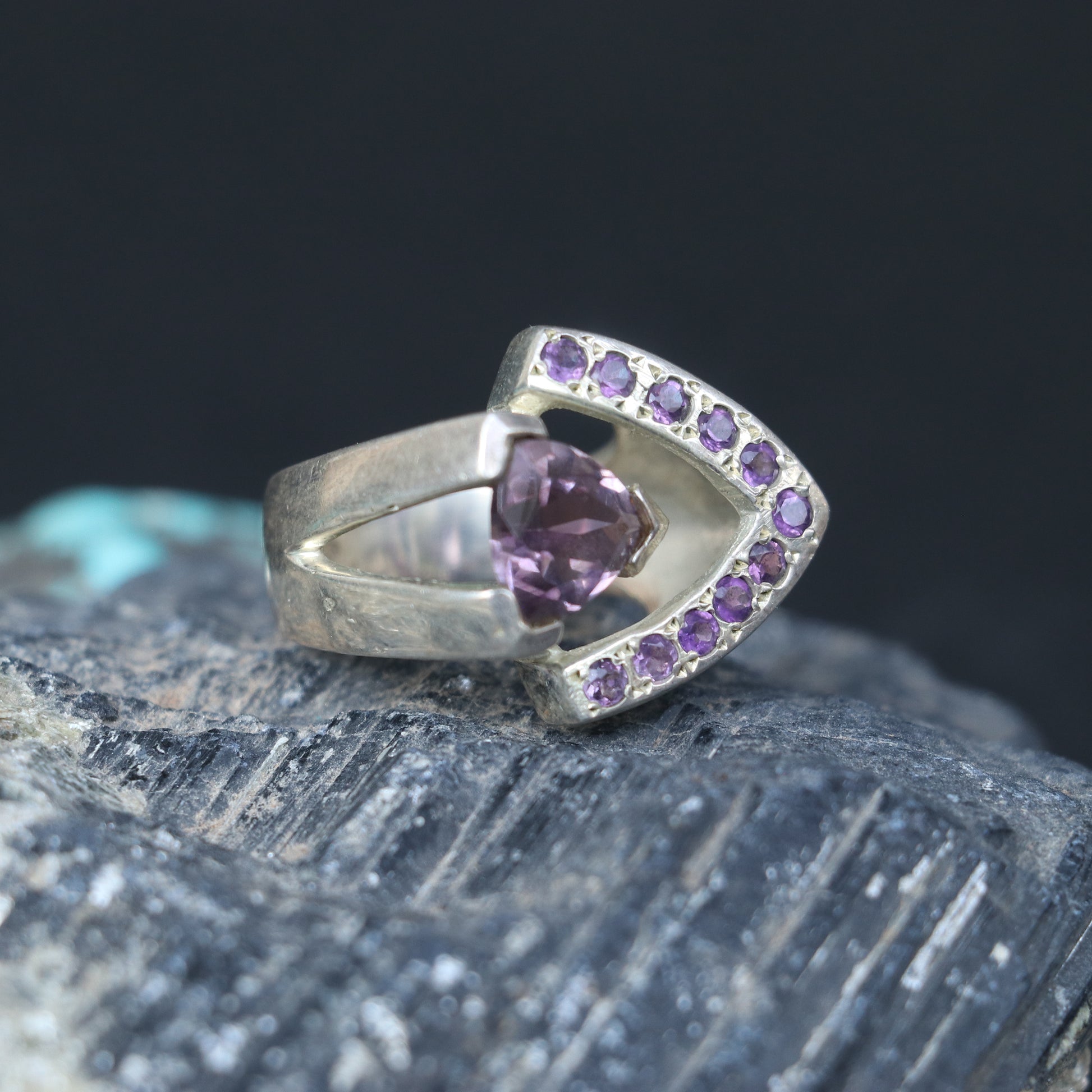 SILVER RING WITH A PEAR CUT AMETHYST & SMALL AMETHYSTS
