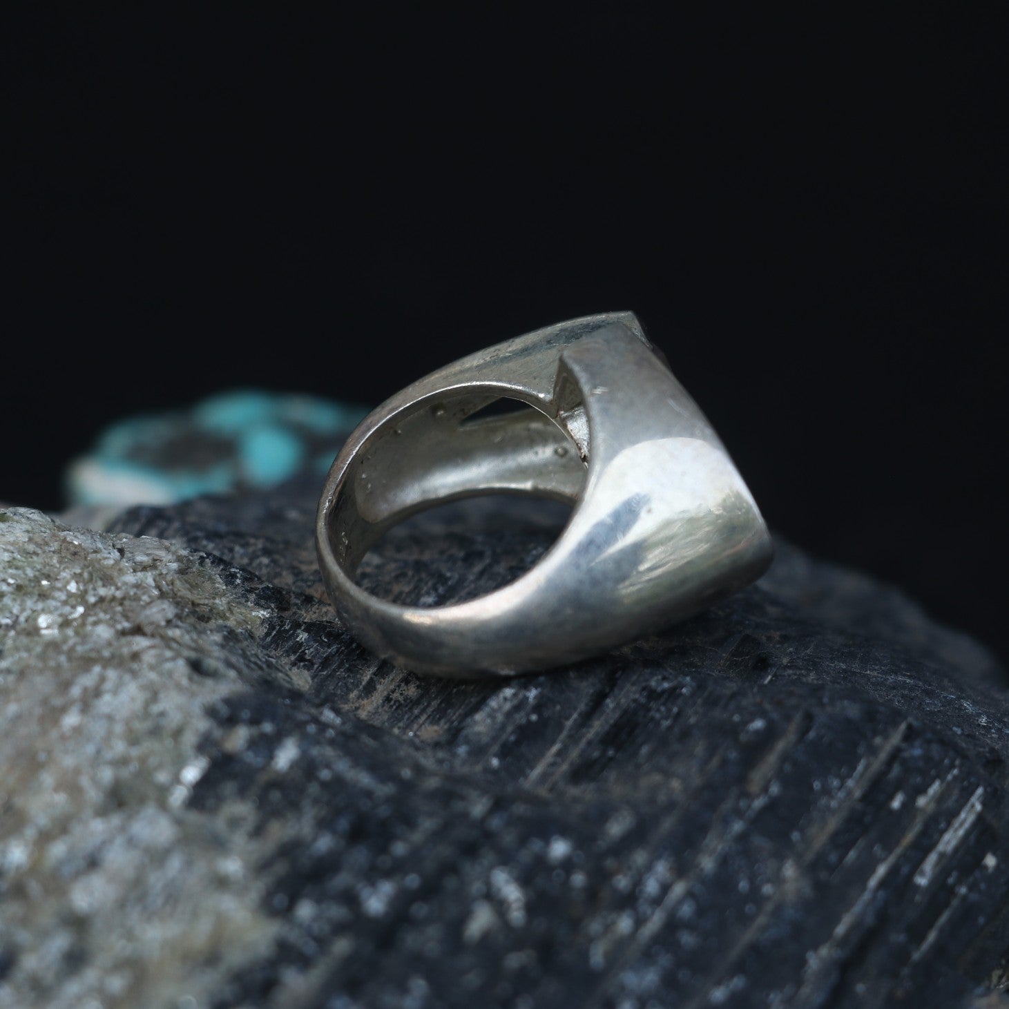 SILVER RING WITH A PEAR CUT AMETHYST & SMALL AMETHYSTS