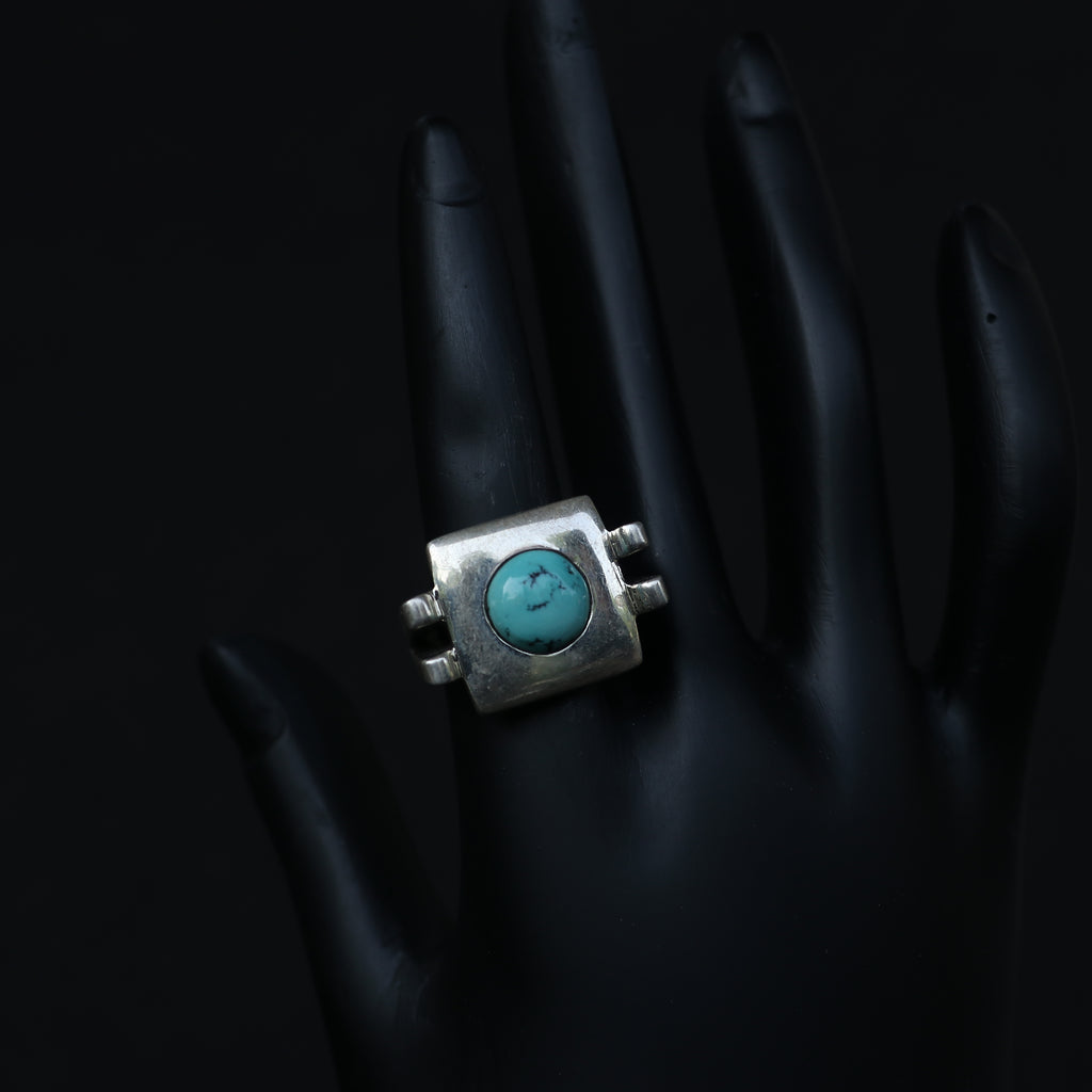 SILVER RING WITH A ROUND TURQUOISE STONE