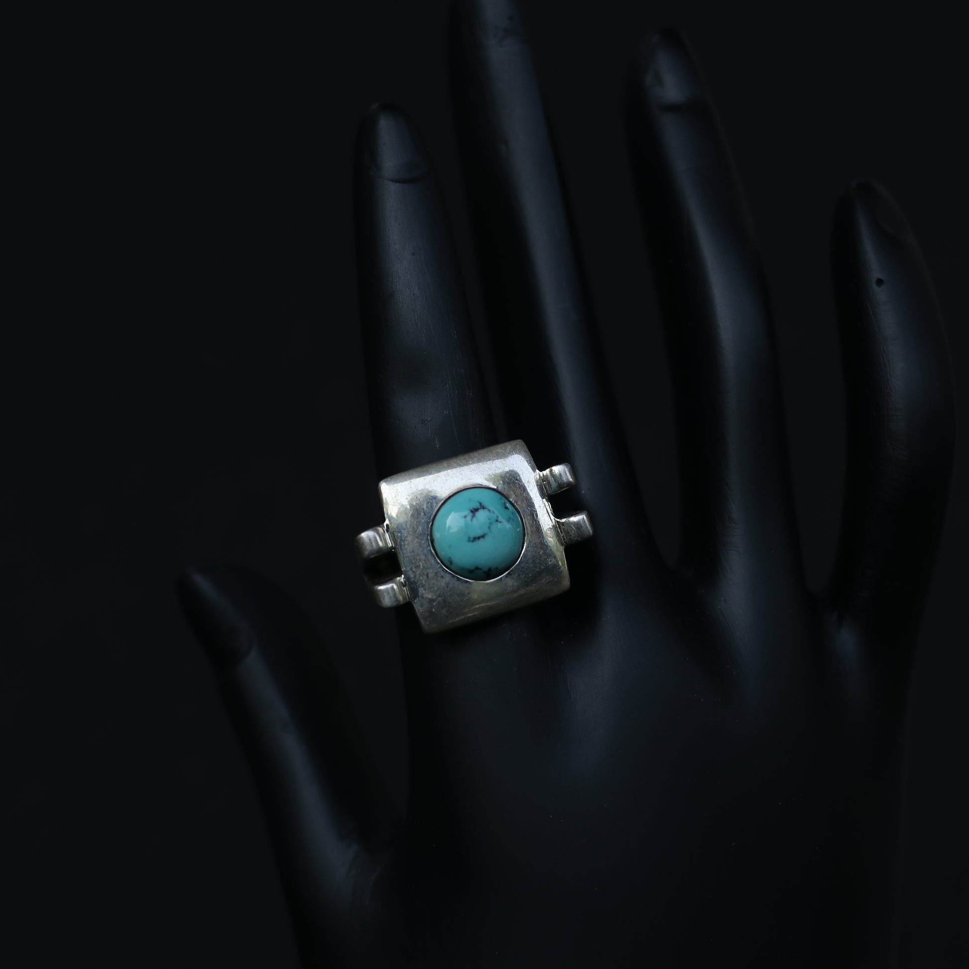 SILVER RING WITH A ROUND TURQUOISE STONE
