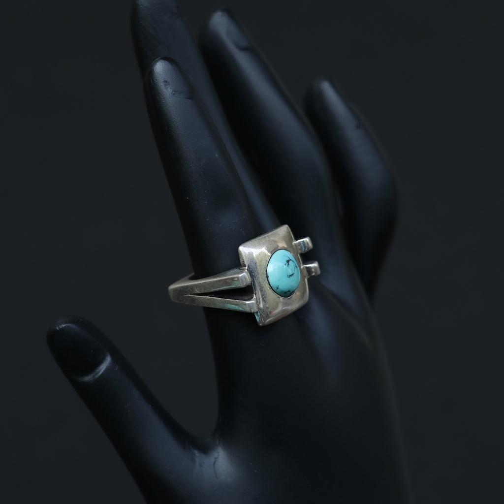 SILVER RING WITH A ROUND TURQUOISE STONE