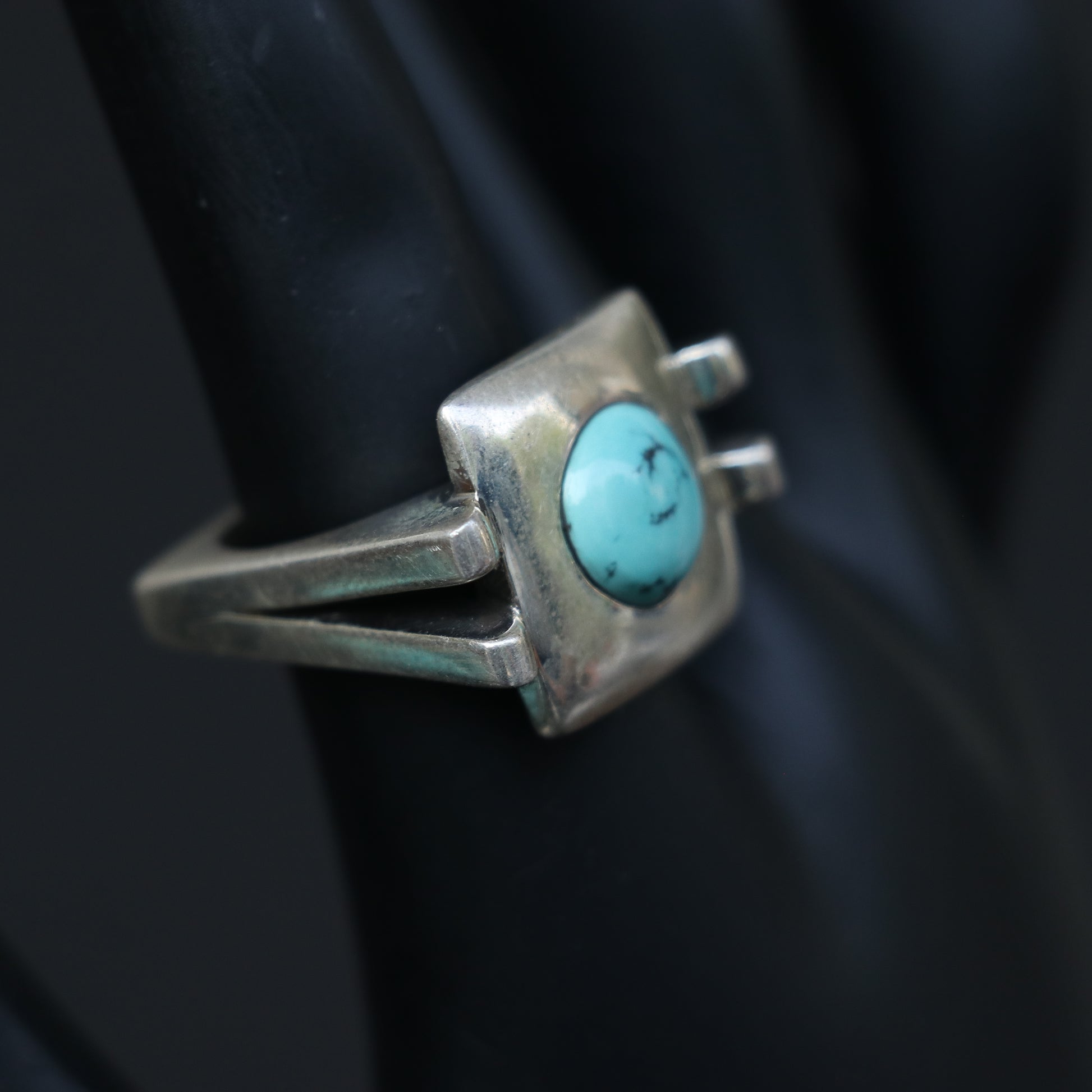 SILVER RING WITH A ROUND TURQUOISE STONE