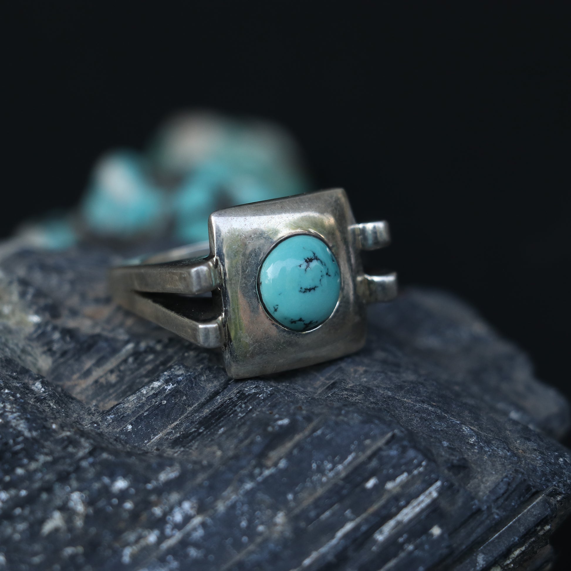 SILVER RING WITH A ROUND TURQUOISE STONE