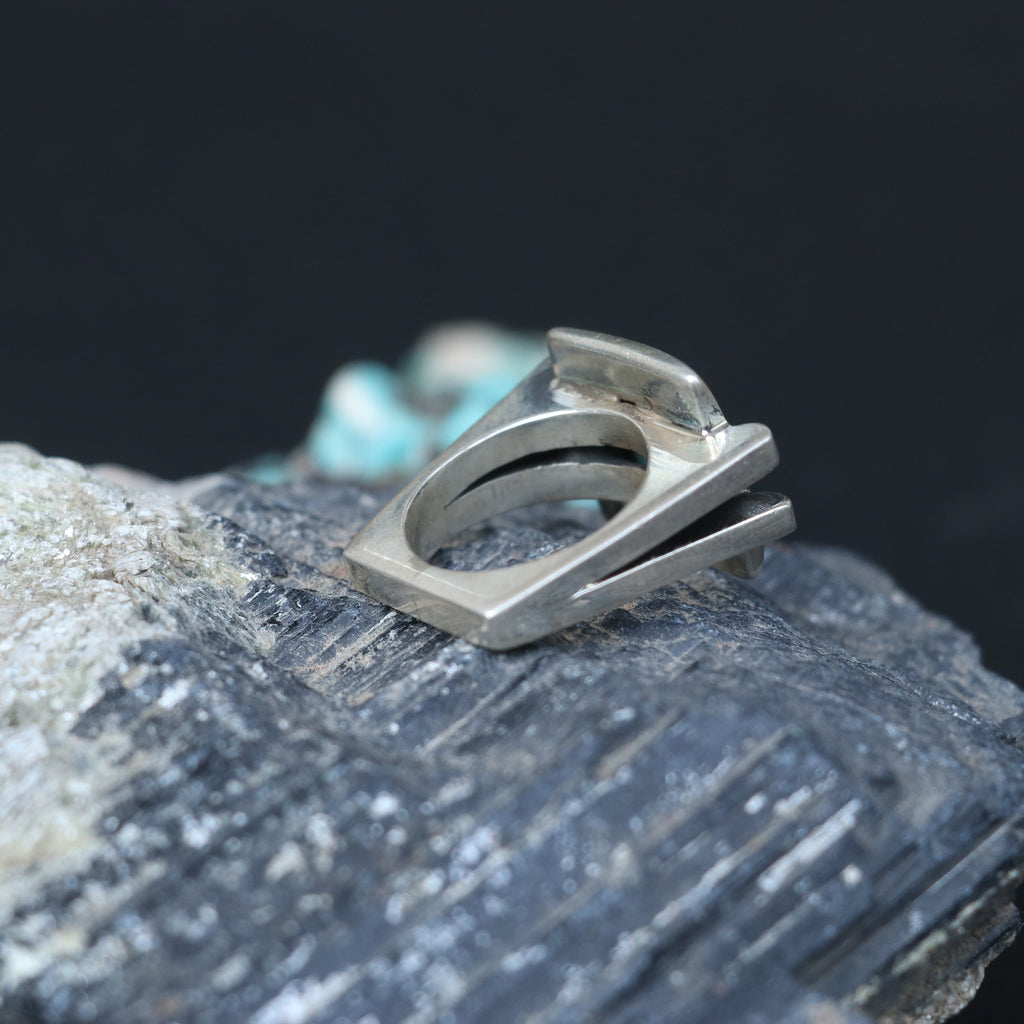 SILVER RING WITH A ROUND TURQUOISE STONE