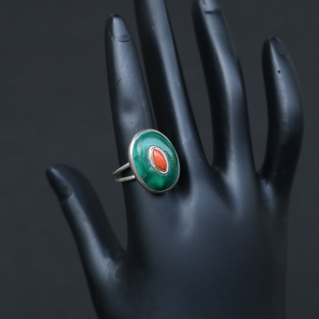 SILVER RING WITH A GREEN MALACHITE BASE , CENTERED BY RED CORAL