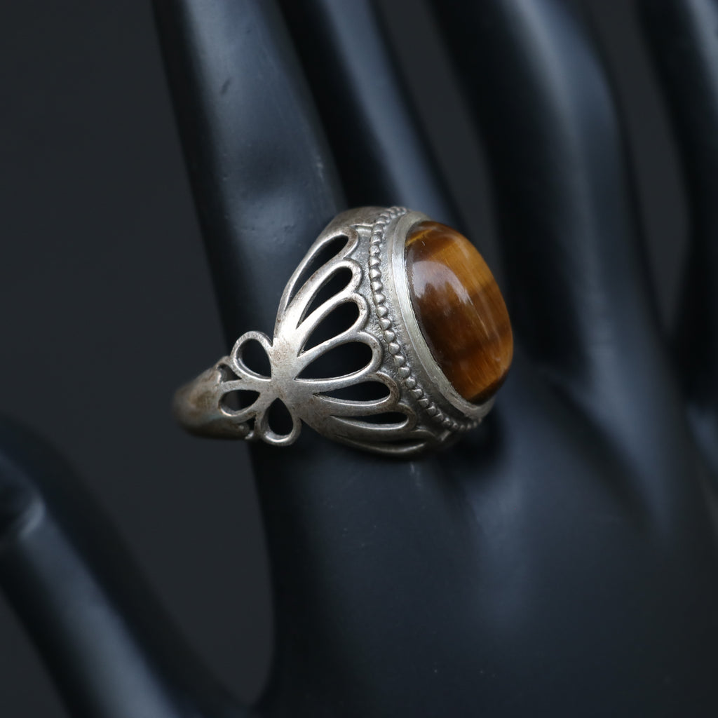SILVER RING WITH A FILIGREE DESIGN , FEATURING A TIGER'S EYE