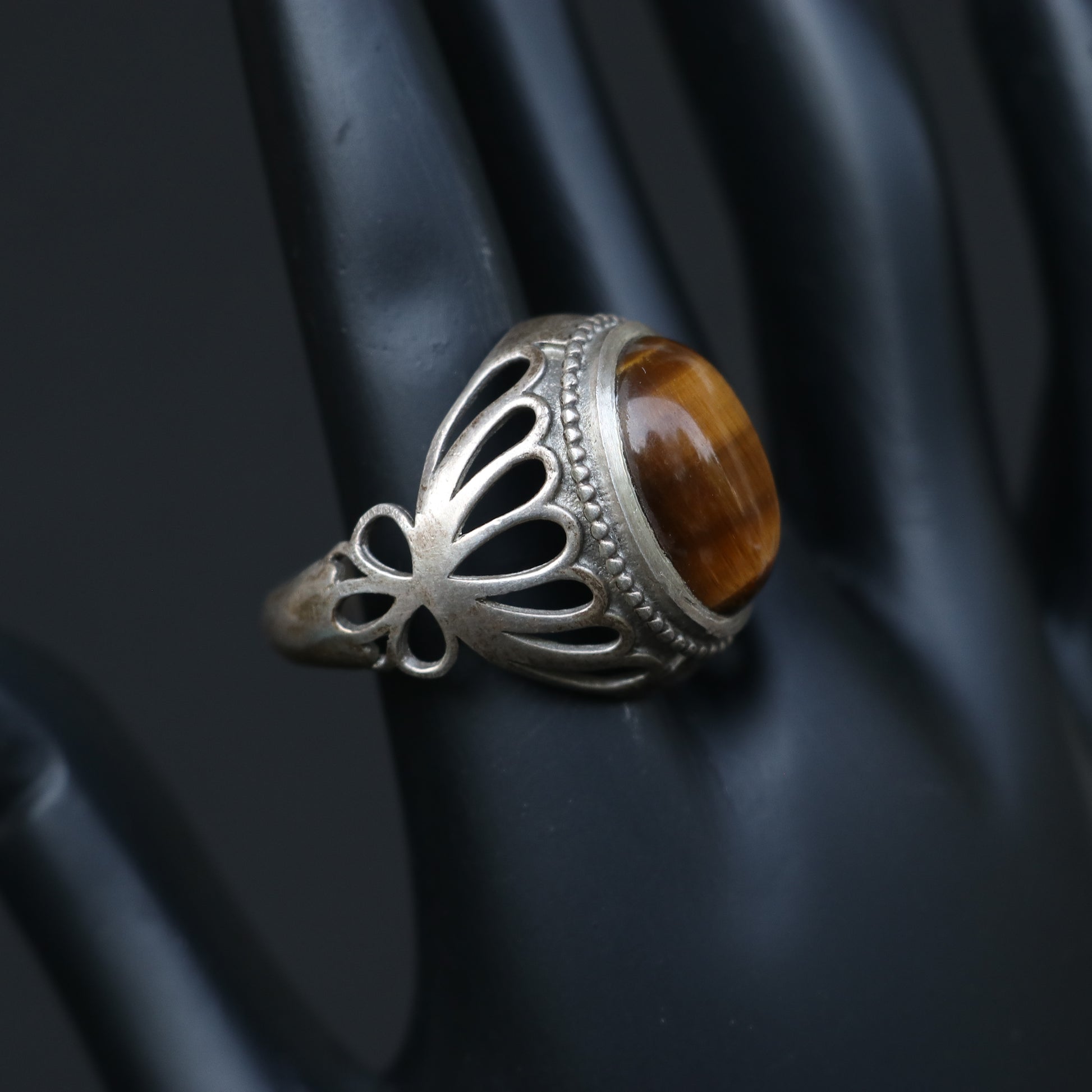 SILVER RING WITH A FILIGREE DESIGN , FEATURING A TIGER'S EYE