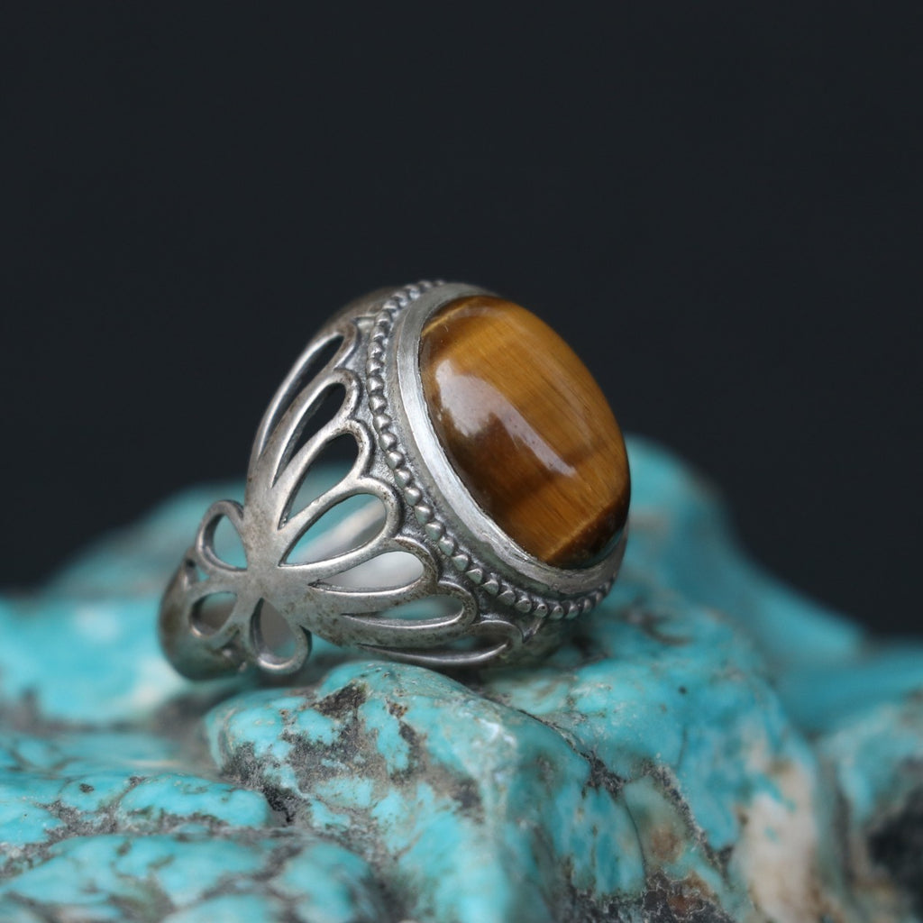 SILVER RING WITH A FILIGREE DESIGN , FEATURING A TIGER'S EYE