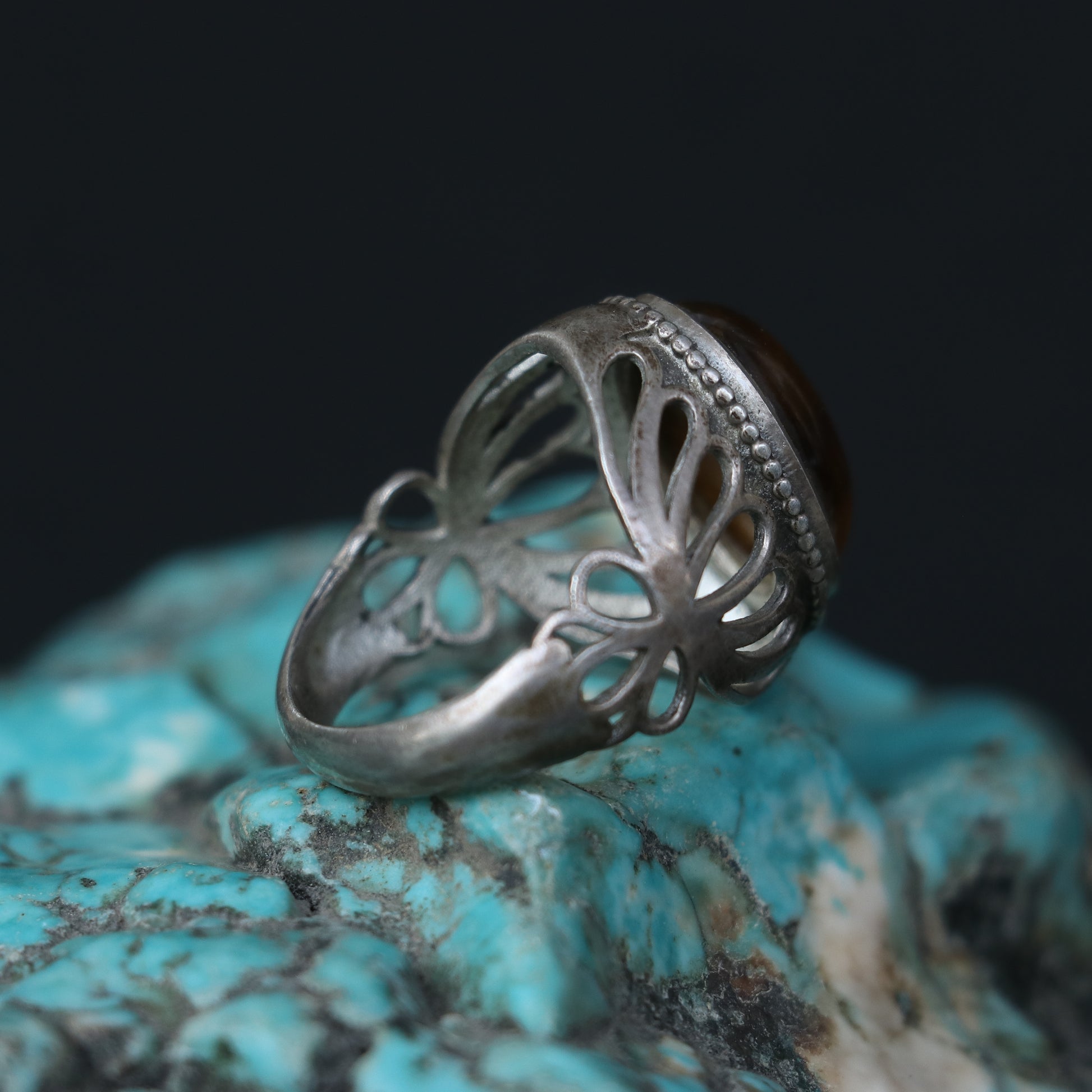 SILVER RING WITH A FILIGREE DESIGN , FEATURING A TIGER'S EYE