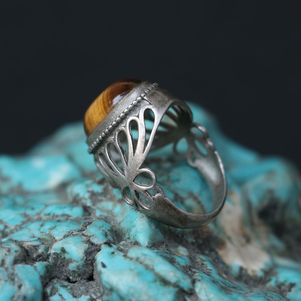 SILVER RING WITH A FILIGREE DESIGN , FEATURING A TIGER'S EYE
