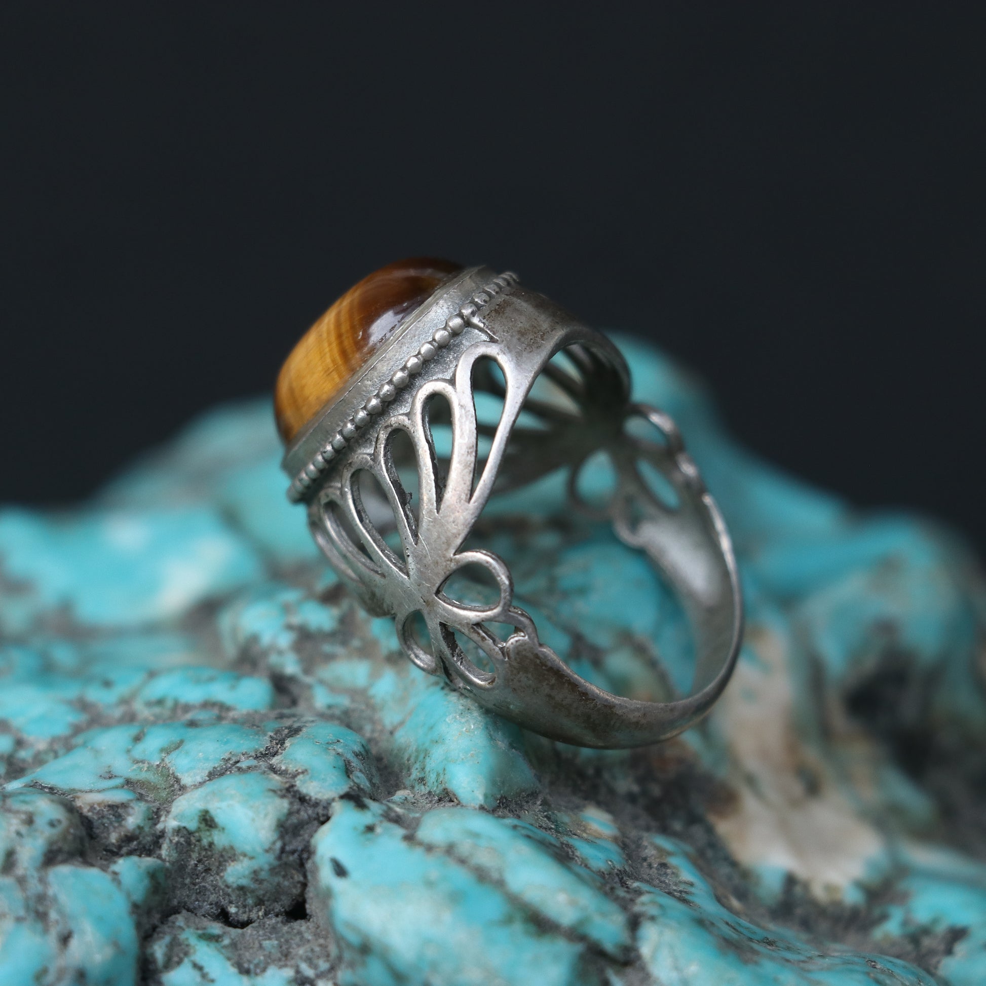 SILVER RING WITH A FILIGREE DESIGN , FEATURING A TIGER'S EYE