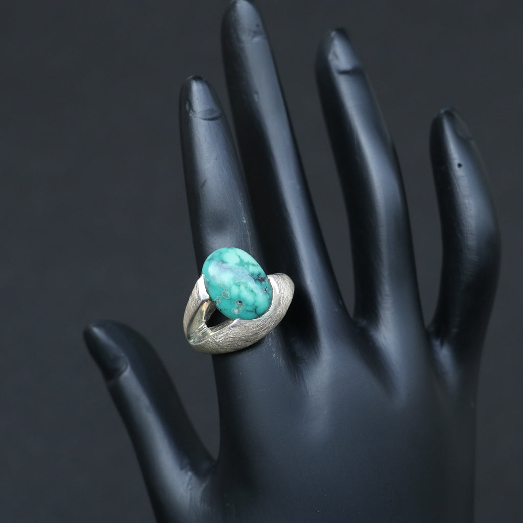 SILVER RING FEATURING AN OVAL TURQUOISE