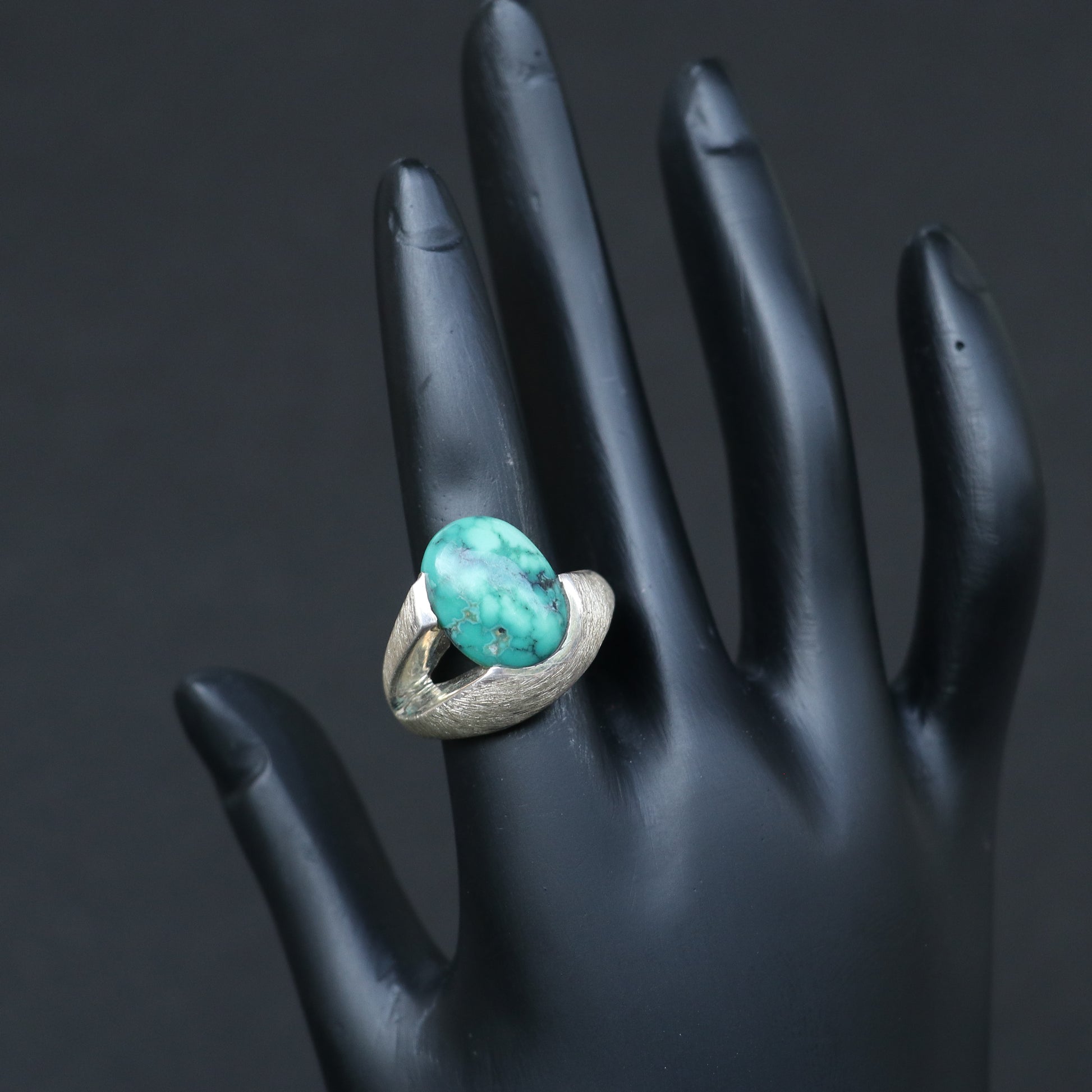 SILVER RING FEATURING AN OVAL TURQUOISE