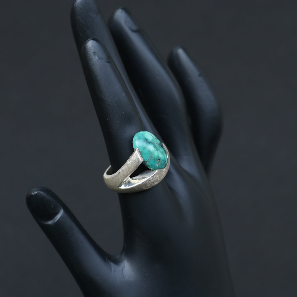 SILVER RING FEATURING AN OVAL TURQUOISE