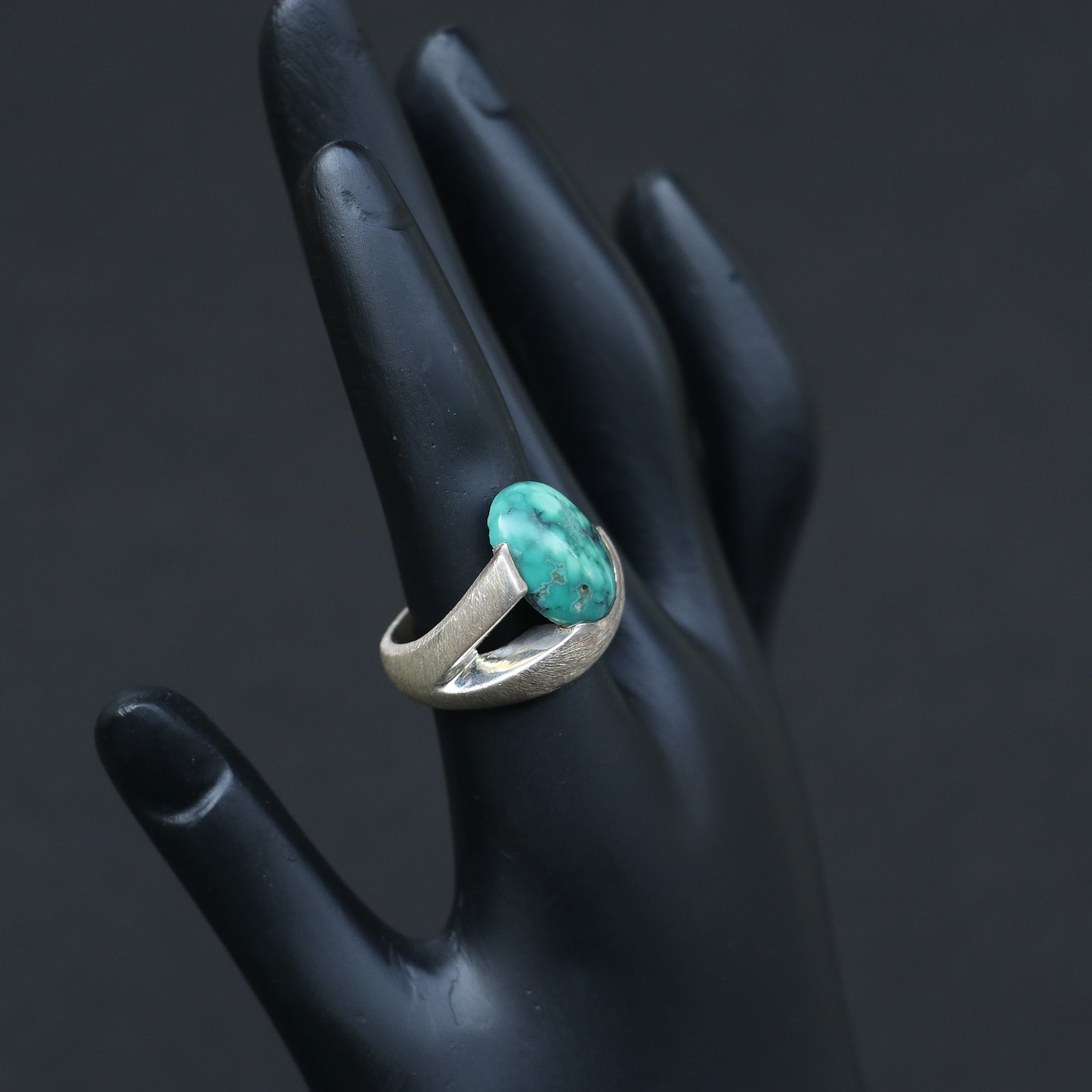 SILVER RING FEATURING AN OVAL TURQUOISE