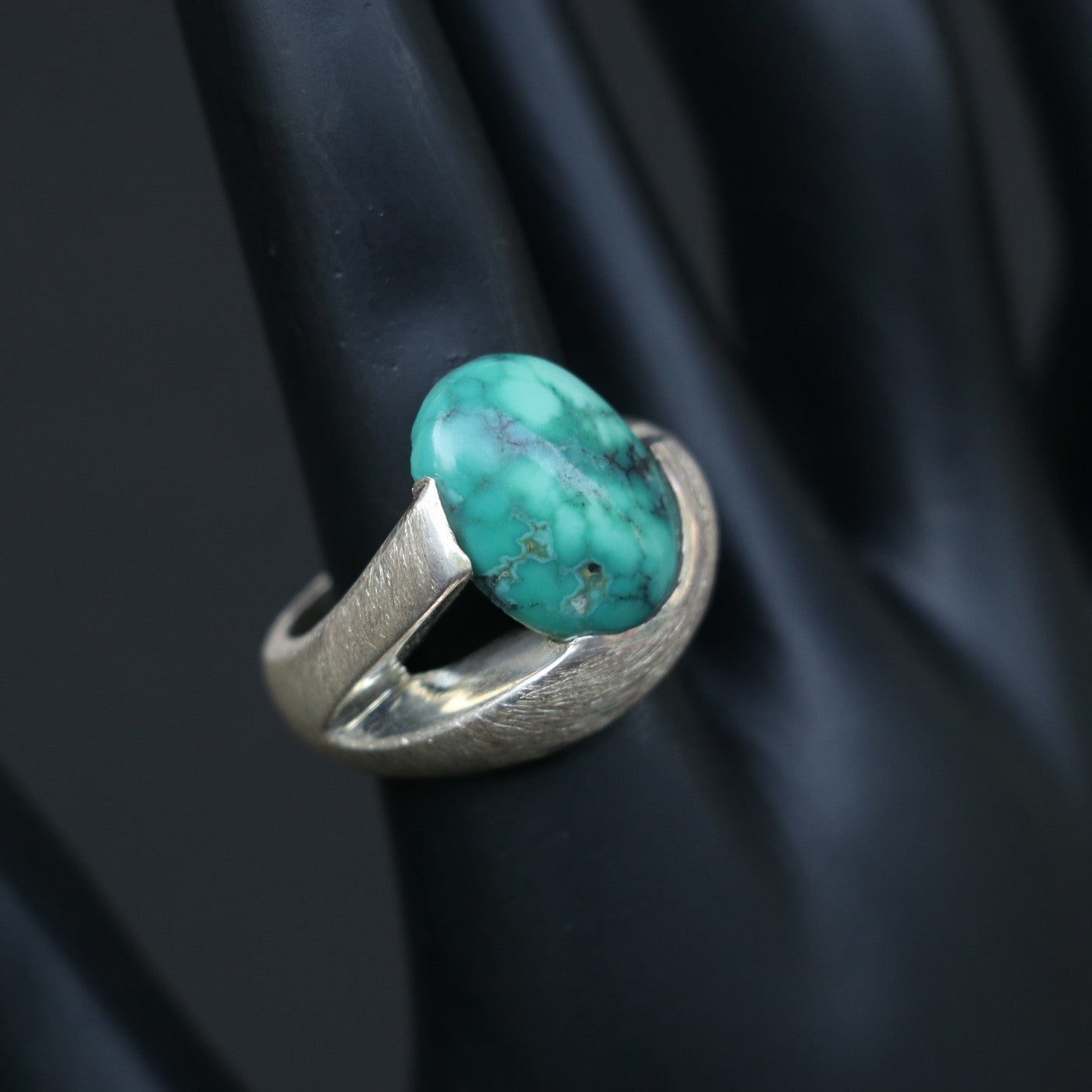 SILVER RING FEATURING AN OVAL TURQUOISE