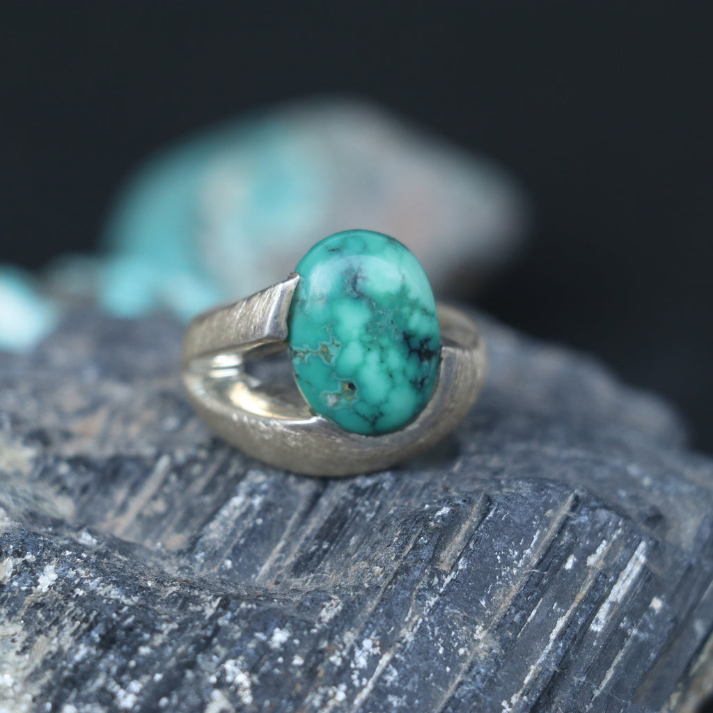 SILVER RING FEATURING AN OVAL TURQUOISE