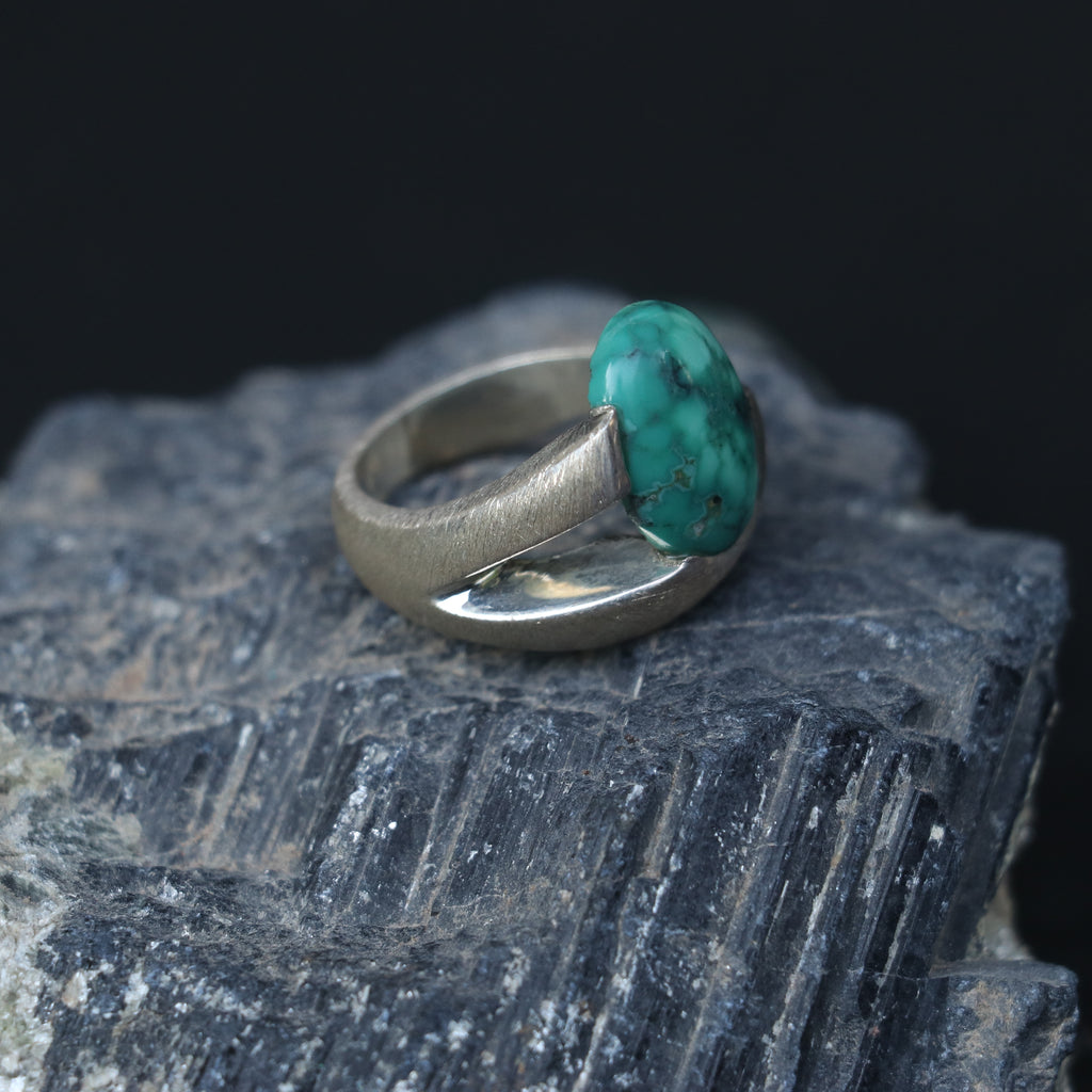 SILVER RING FEATURING AN OVAL TURQUOISE