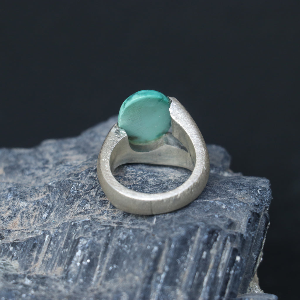 SILVER RING FEATURING AN OVAL TURQUOISE
