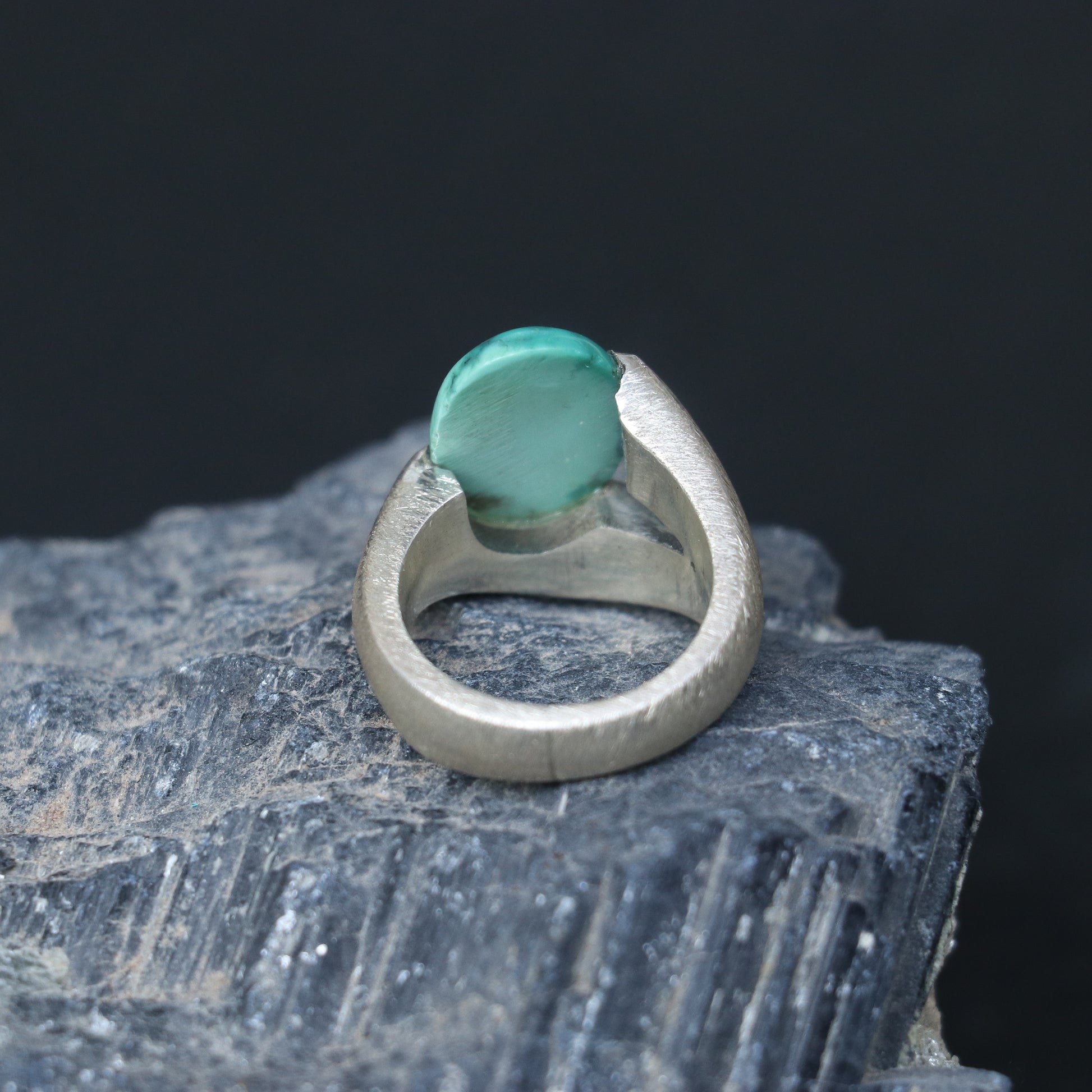SILVER RING FEATURING AN OVAL TURQUOISE
