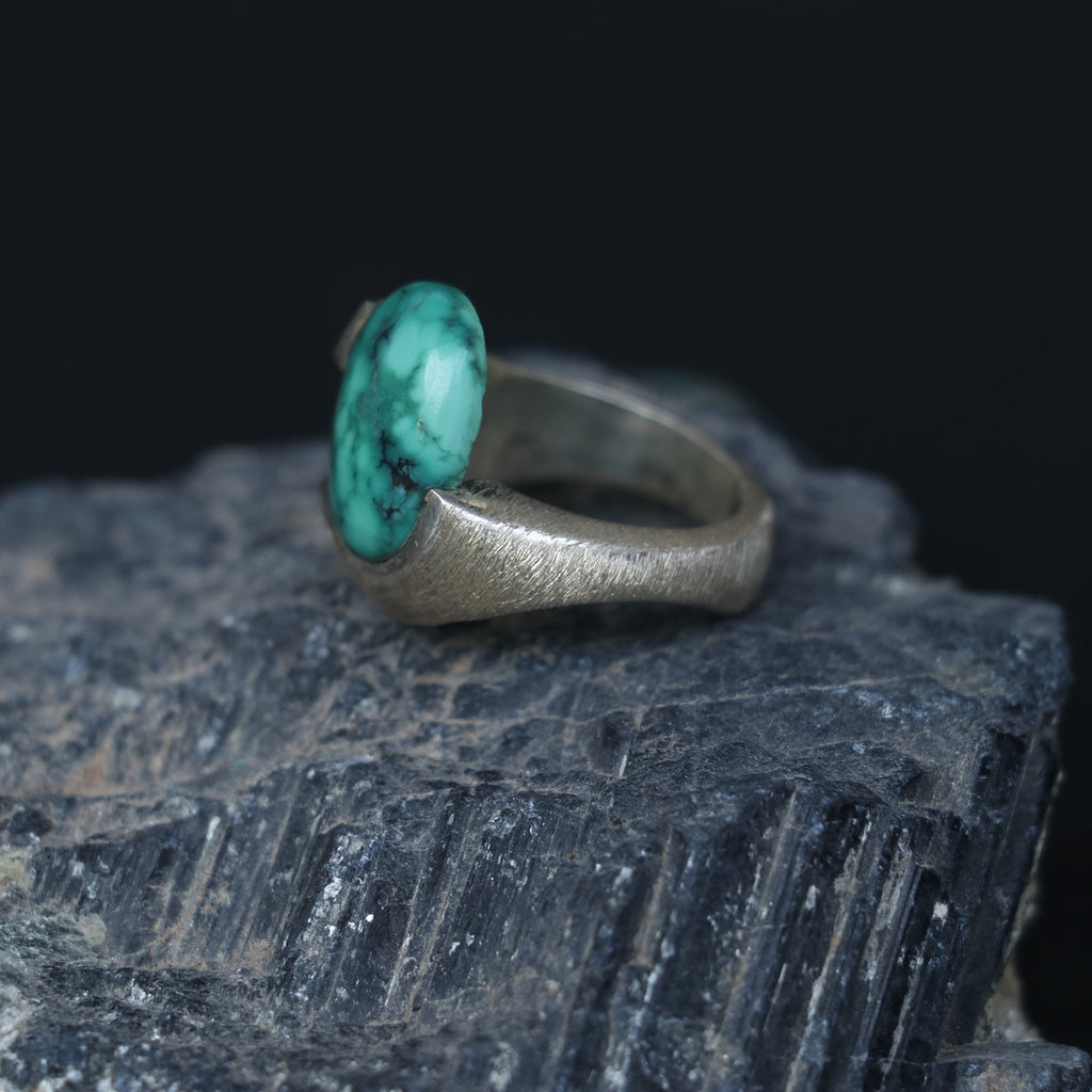 SILVER RING FEATURING AN OVAL TURQUOISE