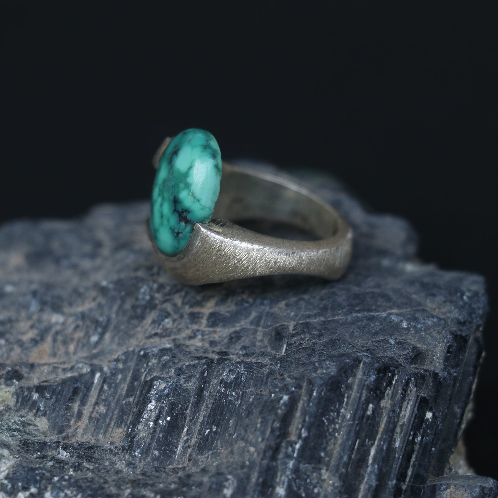 SILVER RING FEATURING AN OVAL TURQUOISE