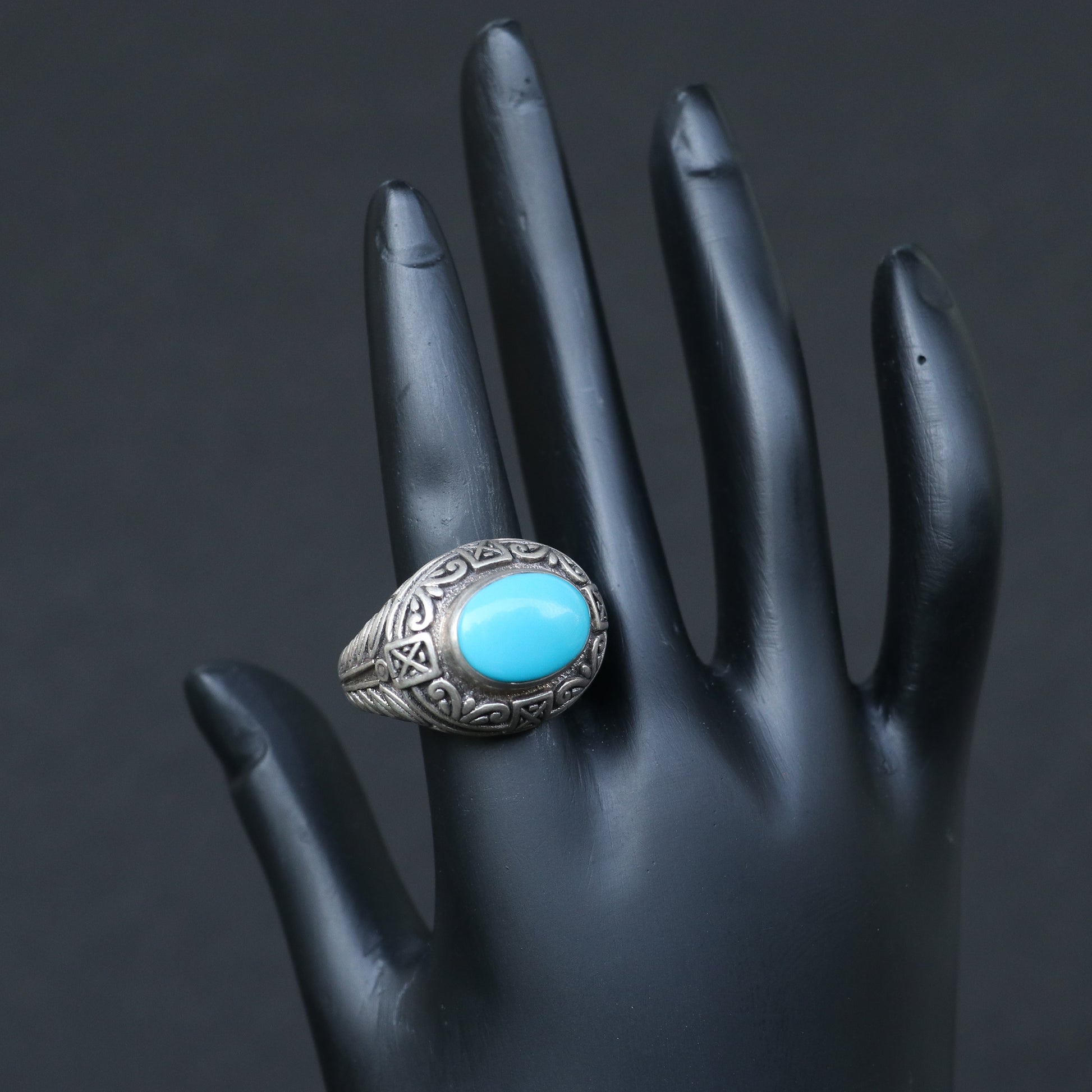 SILVER RING FEATURING AN ARIZONA TURQUOISE