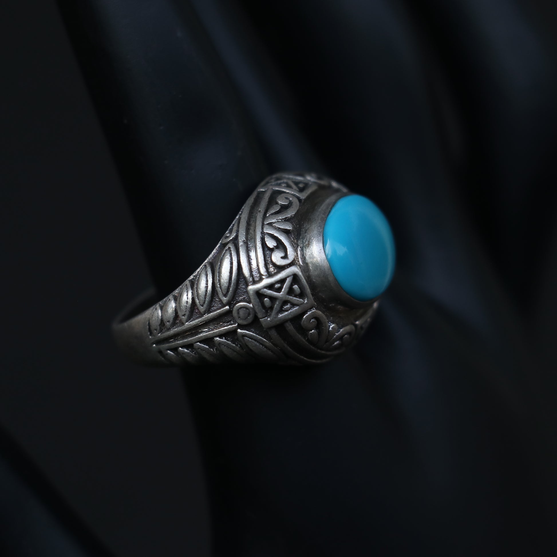 SILVER RING FEATURING AN ARIZONA TURQUOISE