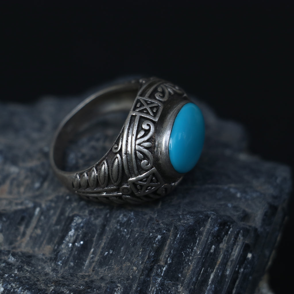 SILVER RING FEATURING AN ARIZONA TURQUOISE