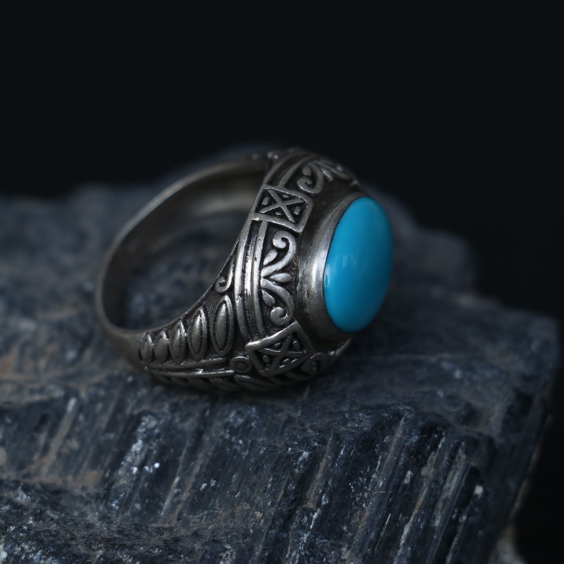 SILVER RING FEATURING AN ARIZONA TURQUOISE