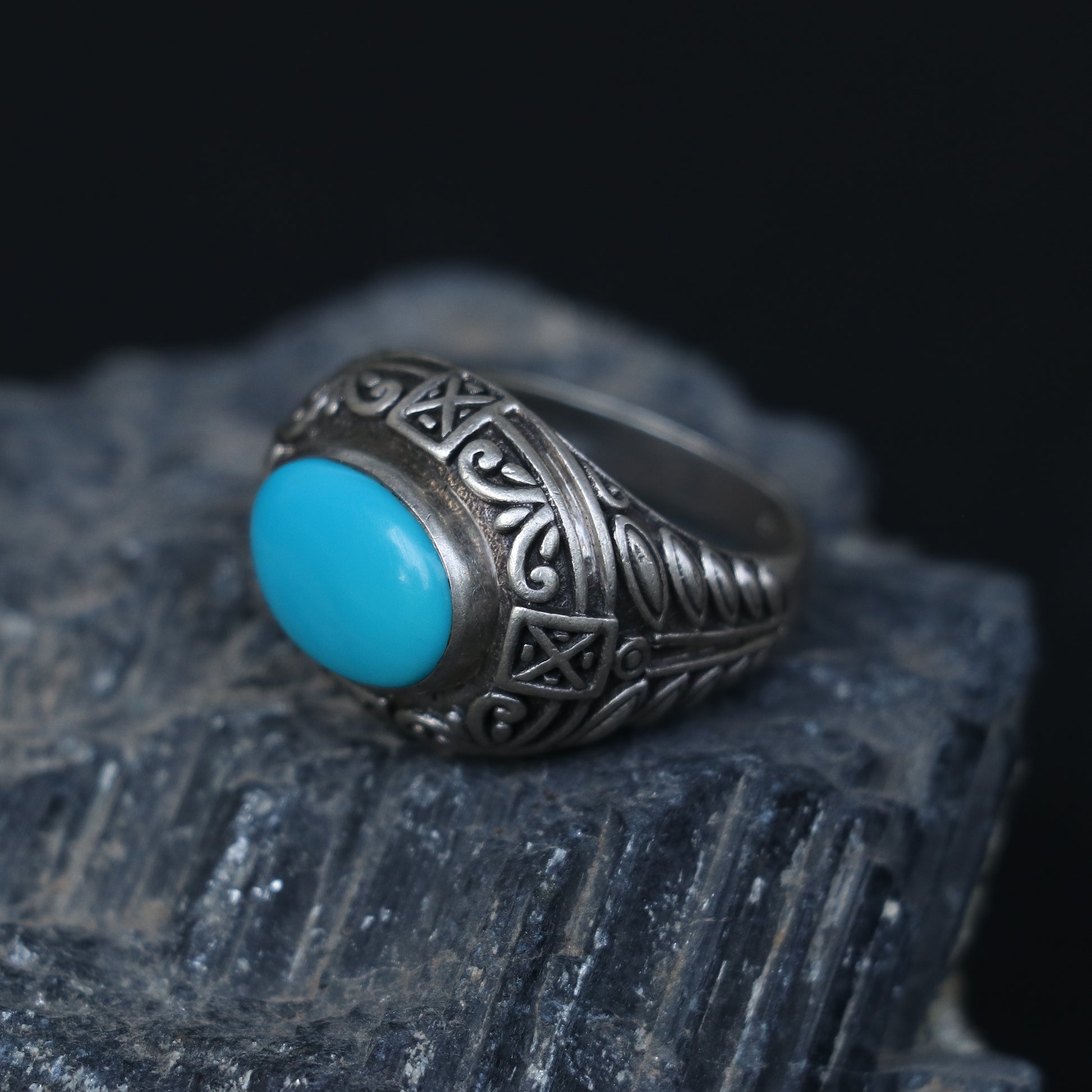 SILVER RING FEATURING AN ARIZONA TURQUOISE