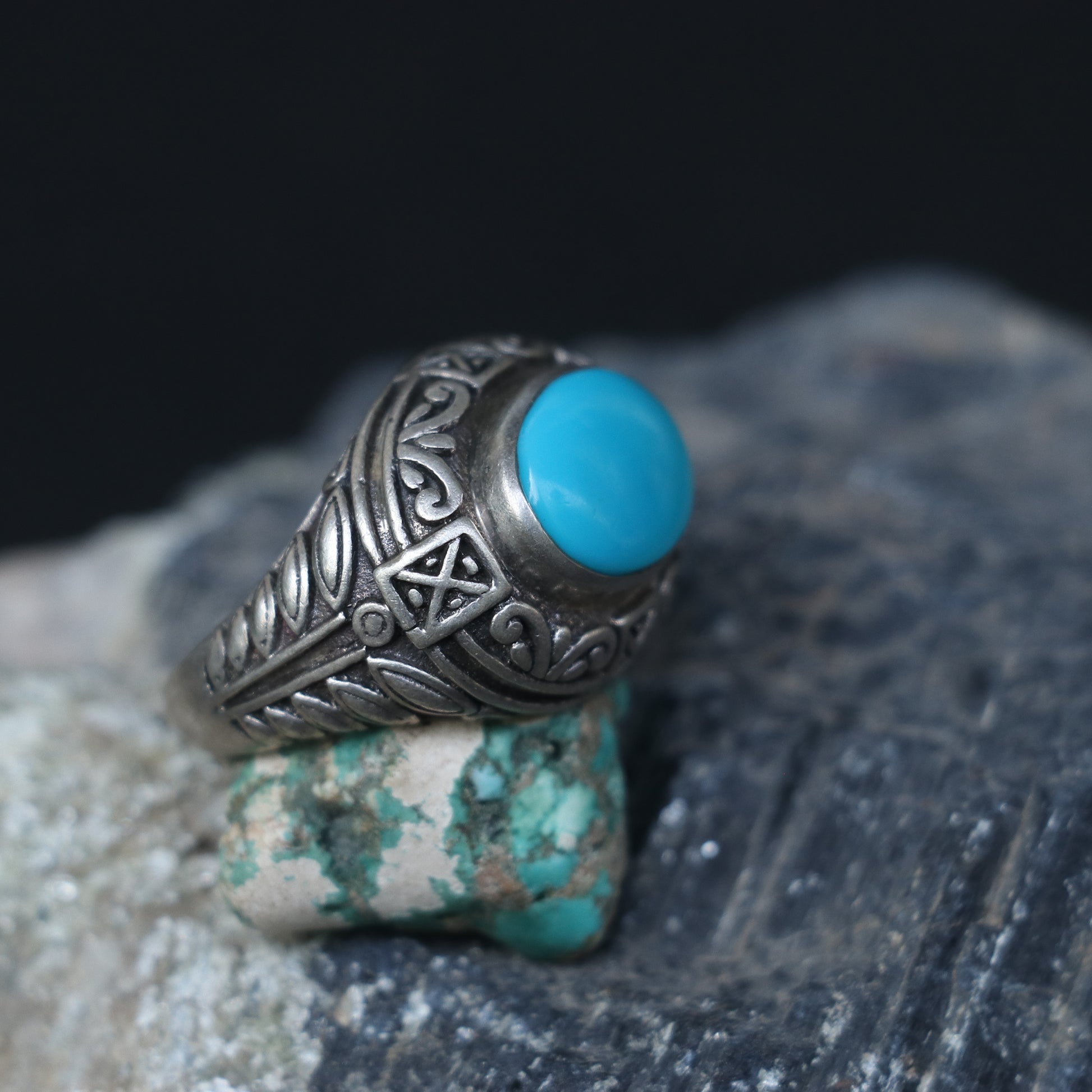 SILVER RING FEATURING AN ARIZONA TURQUOISE