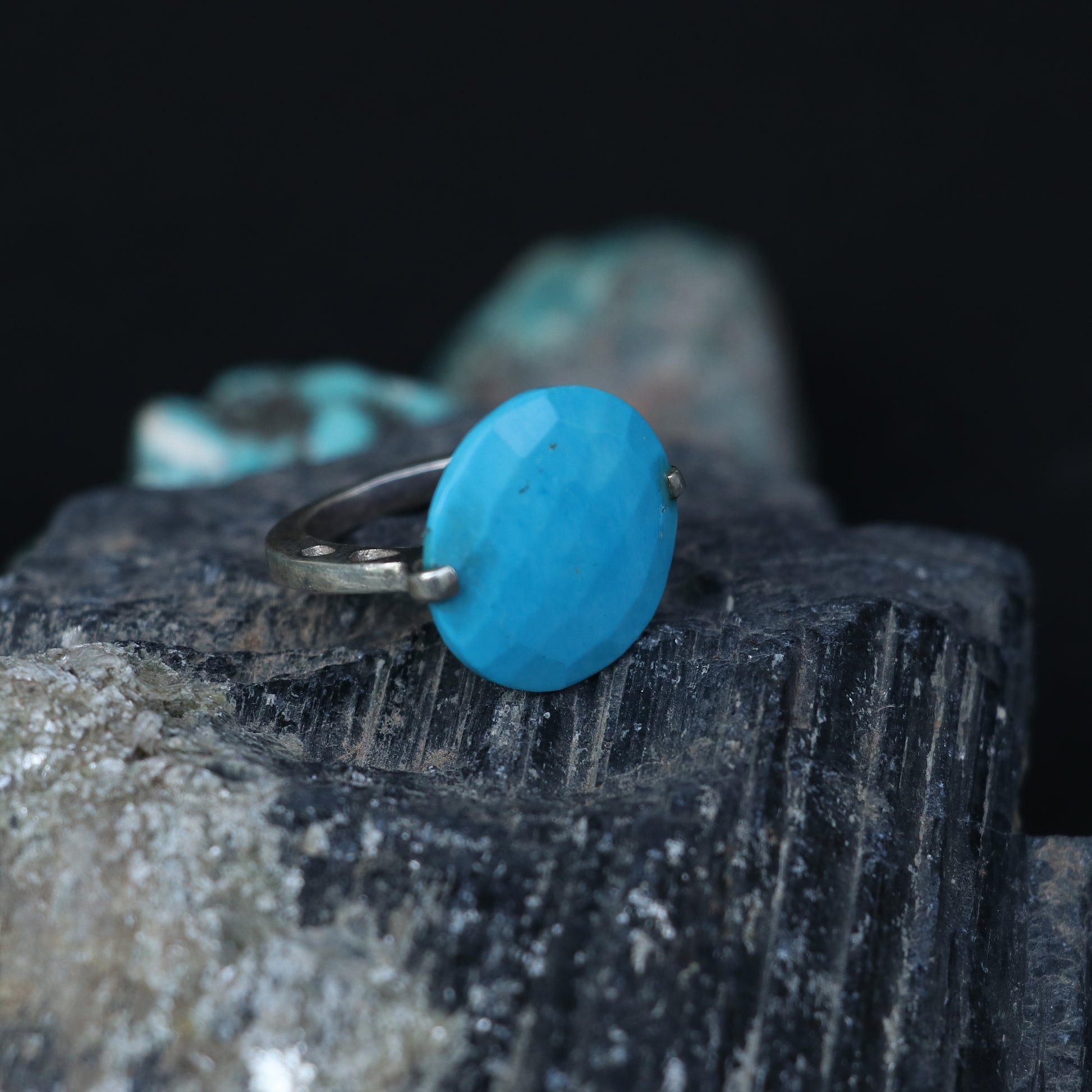 SILVER RING WITH A ROUND BLUE AGATE