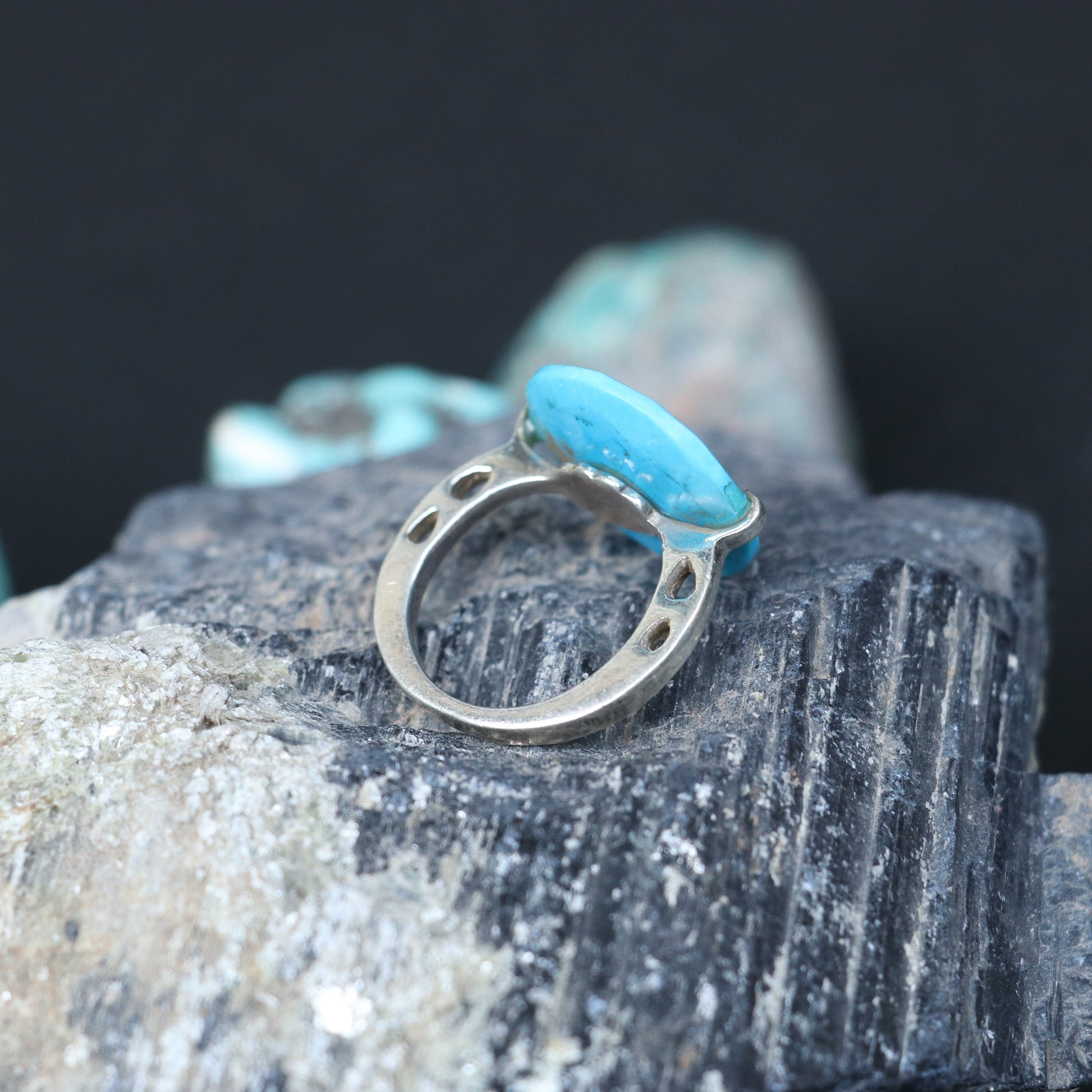 SILVER RING WITH A ROUND BLUE AGATE